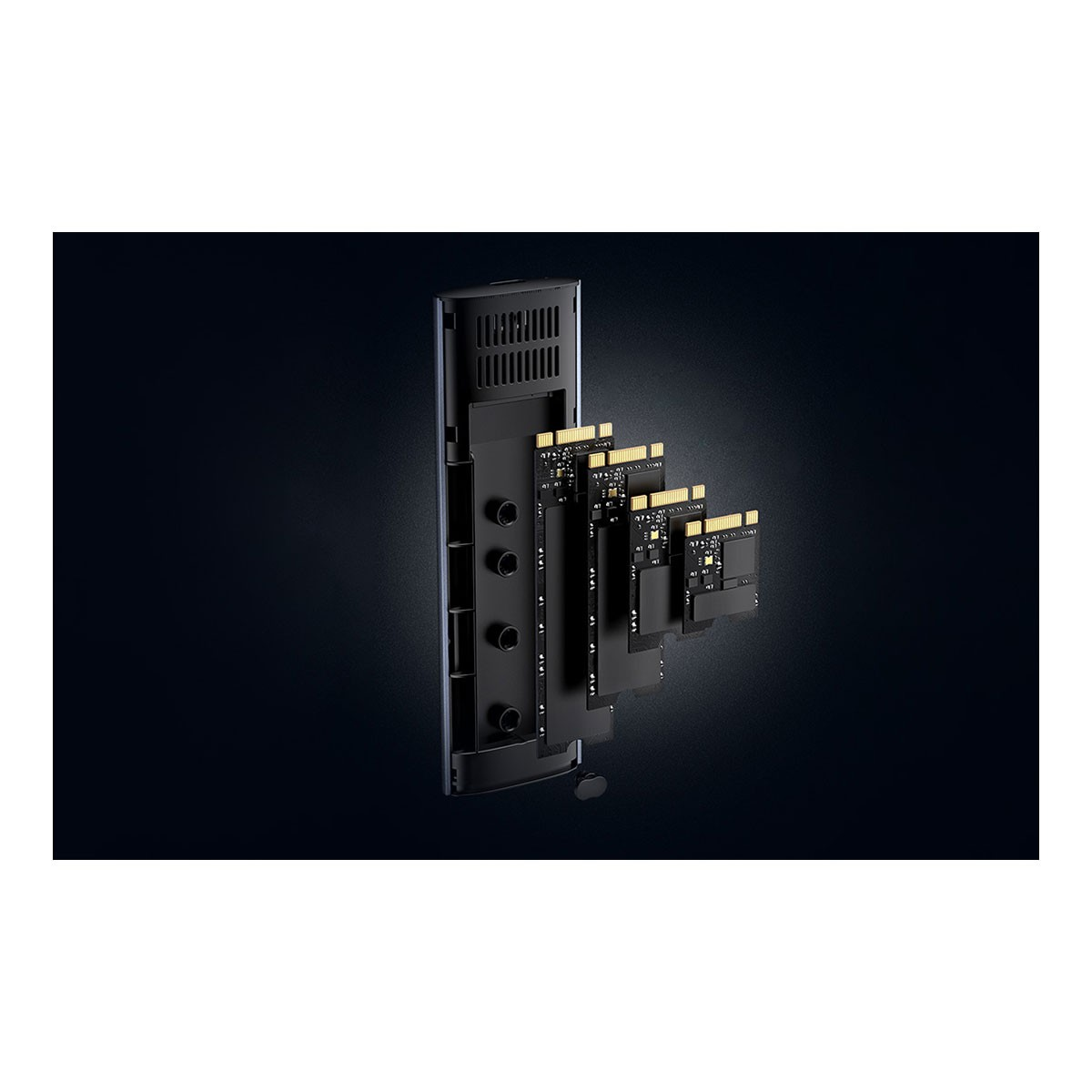 Czarny radiator z czterema dyskami SSD M.2 włożonymi schodkowo.