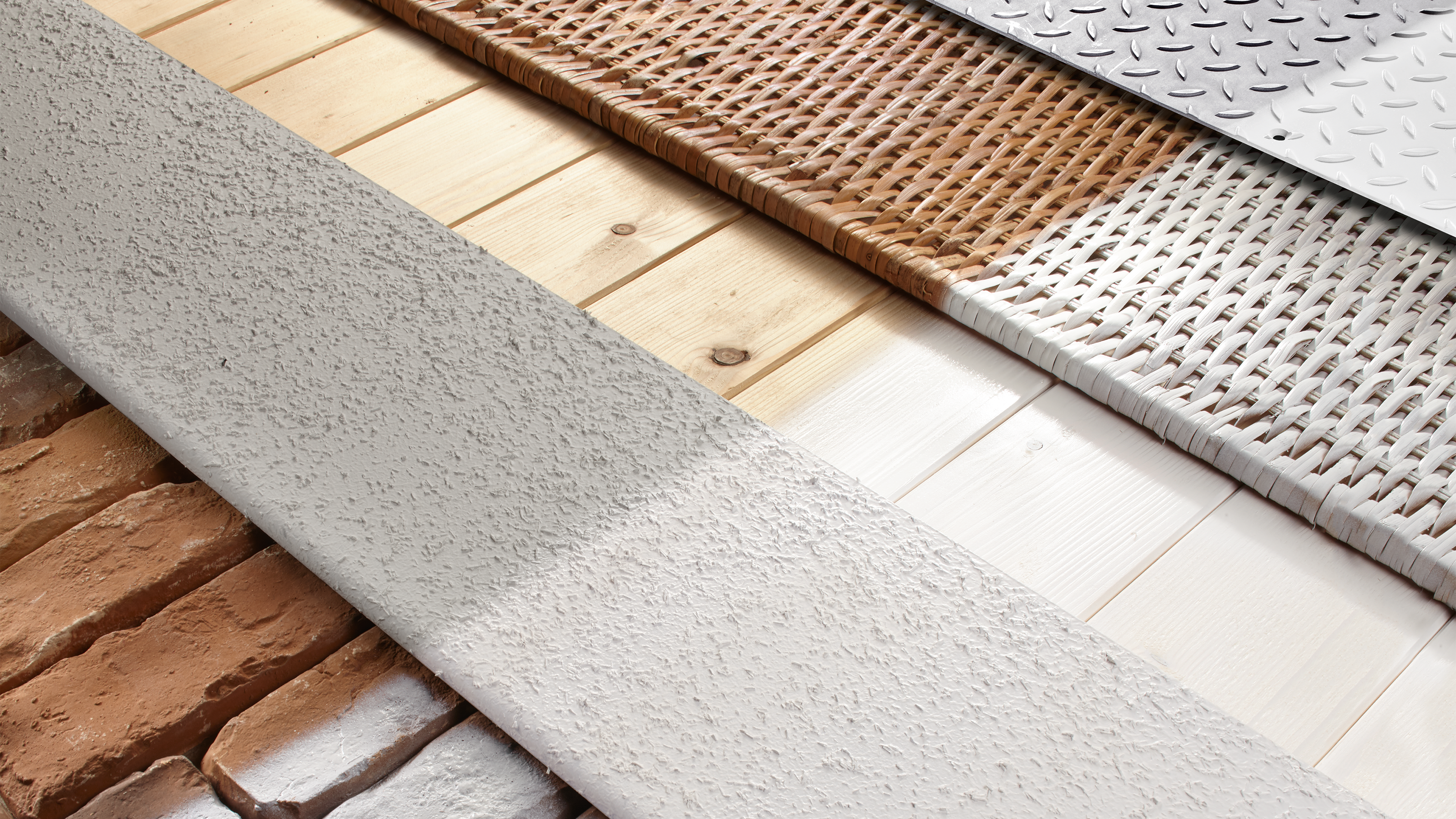 Różne powierzchnie: cegła, tynk, drewno, rattan i metal.