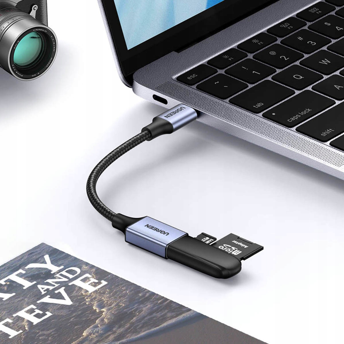 Adapter USB-C z kartami SD i Micro SD podłączony do laptopa.