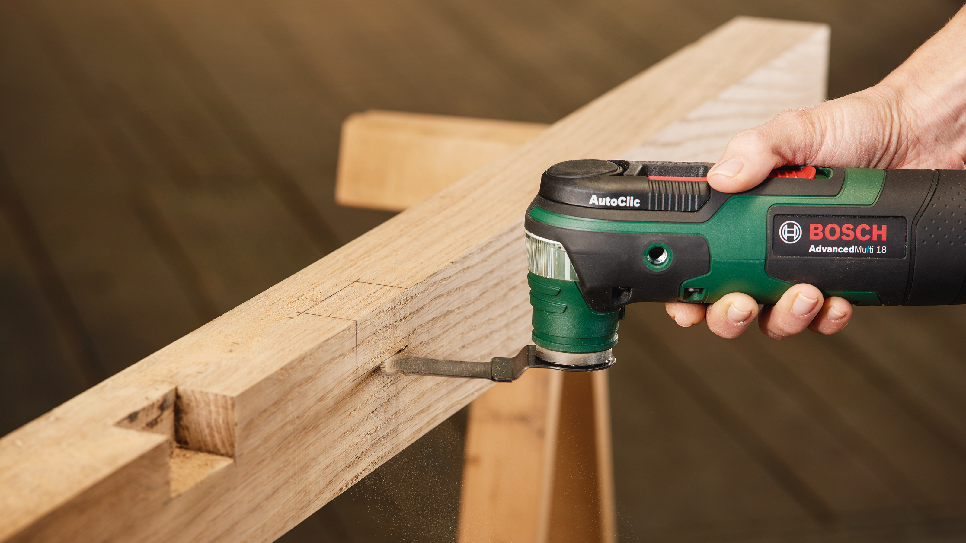 Ein Bosch Oszillierer wird verwendet, um Holz zu bearbeiten.