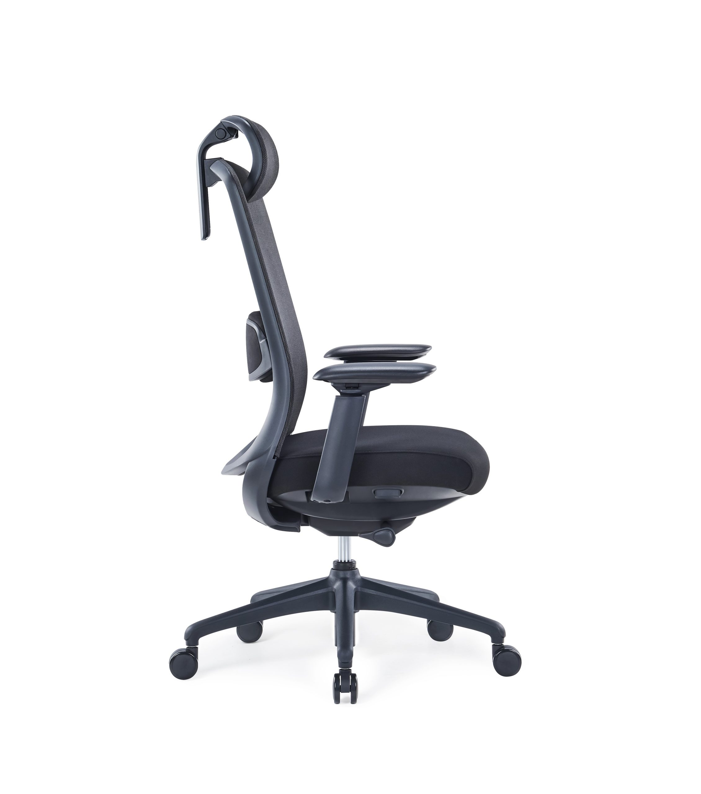 Czarny fotel biurowy z siatkowym oparciem i regulowanymi podłokietnikami na białym tle.