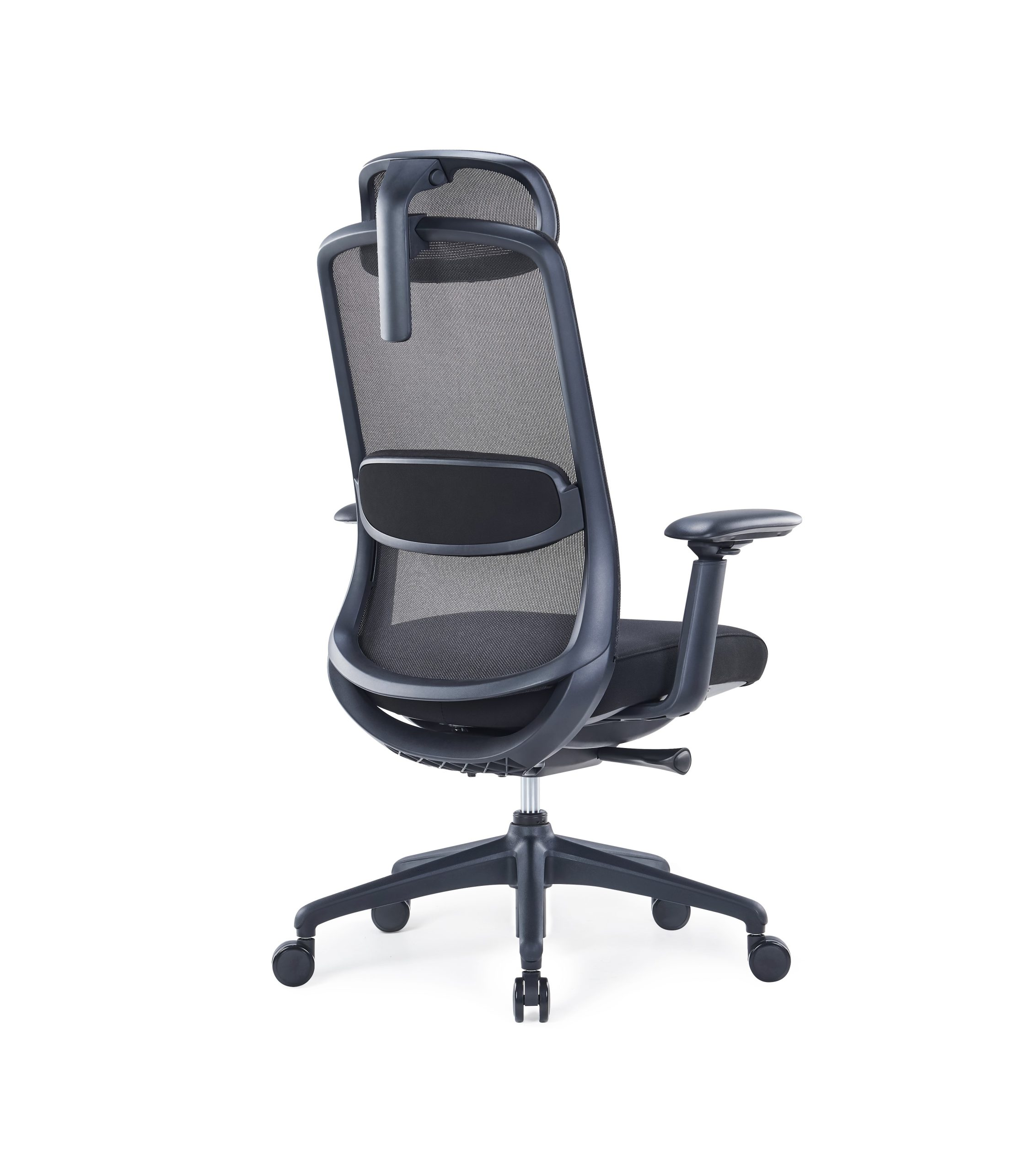 Czarny krzesło biurowe z siatki z regulowanymi podłokietnikami i zagłówkiem, widok od tyłu.