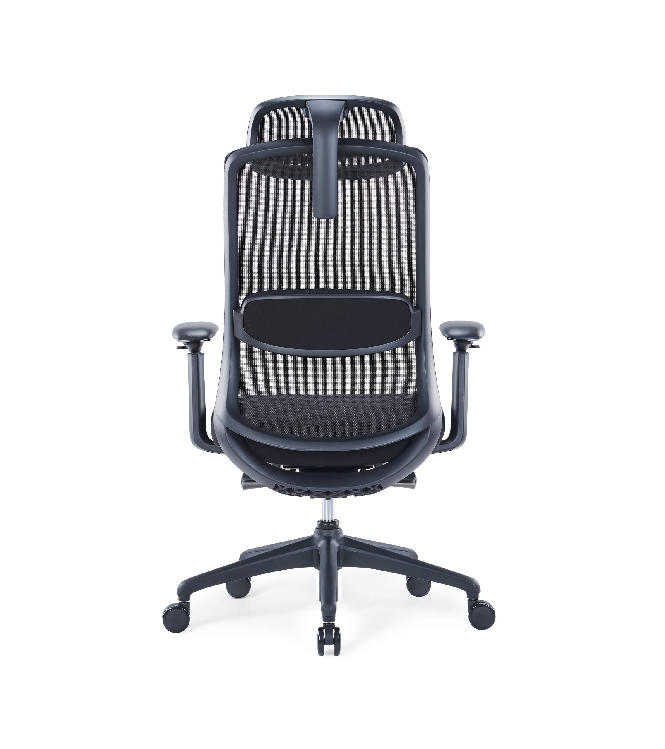 Czarny krzesło biurowe z siatki z zagłówkiem i podłokietnikami.