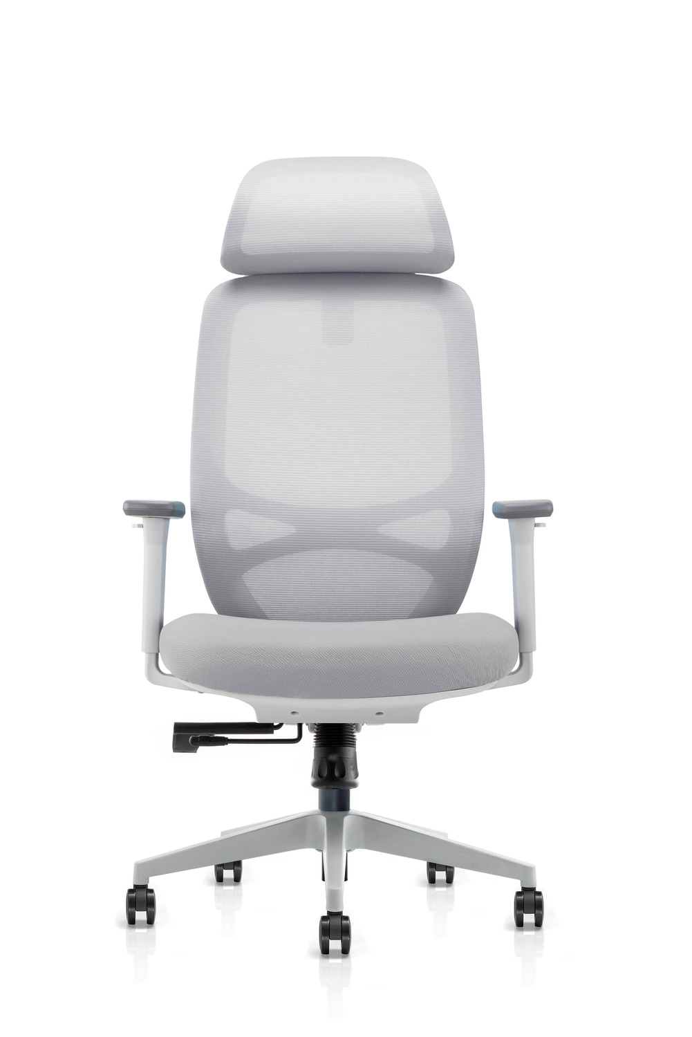 Białe krzesło biurowe z siatkowym oparciem i regulowanymi podłokietnikami.