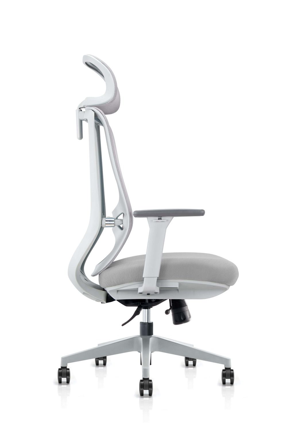 Nowoczesne krzesło biurowe z szarym siedziskiem i siatkowym oparciem, widok z boku.