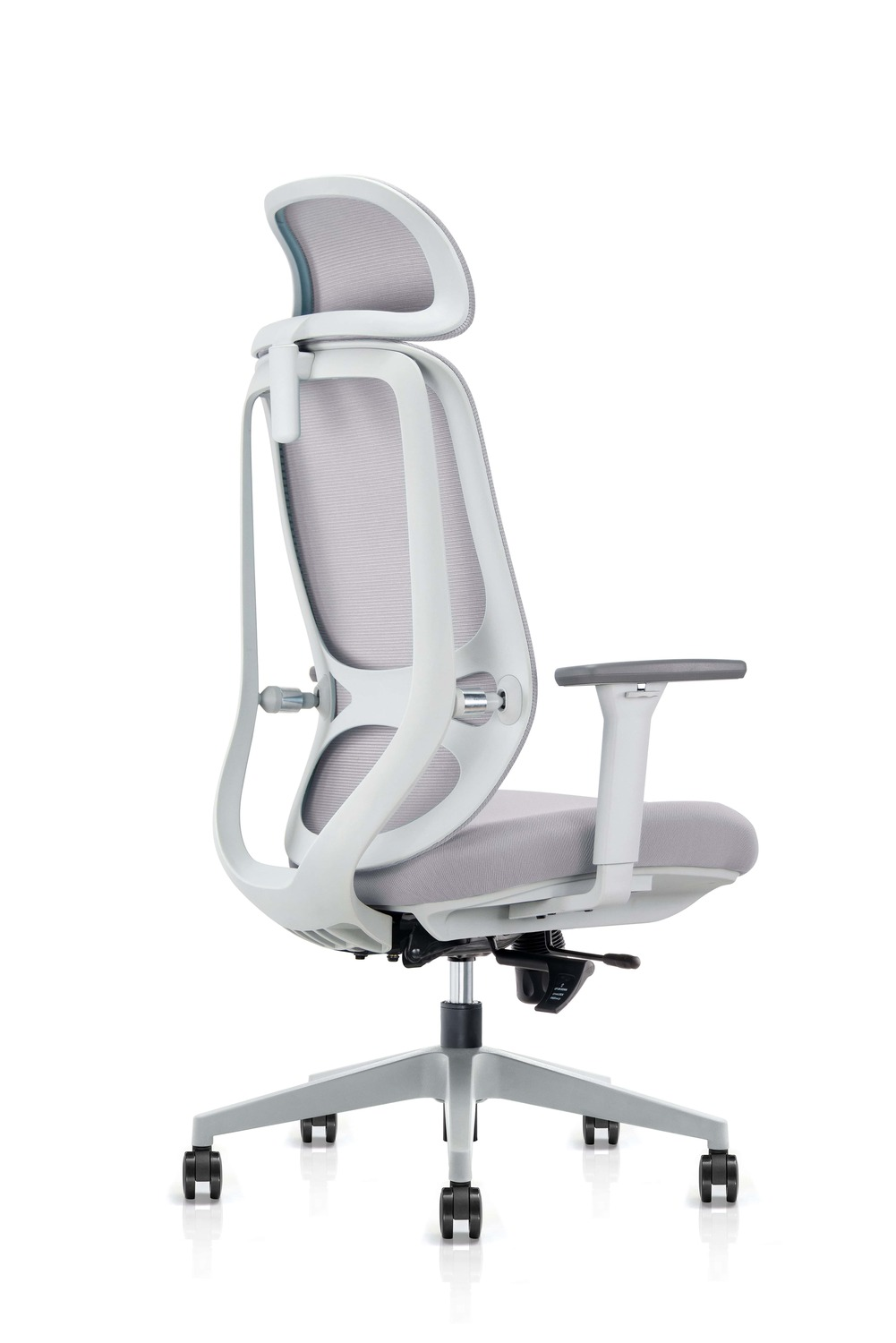 Jasny ergonomiczny fotel biurowy z siatkowym oparciem i regulowanymi podłokietnikami.