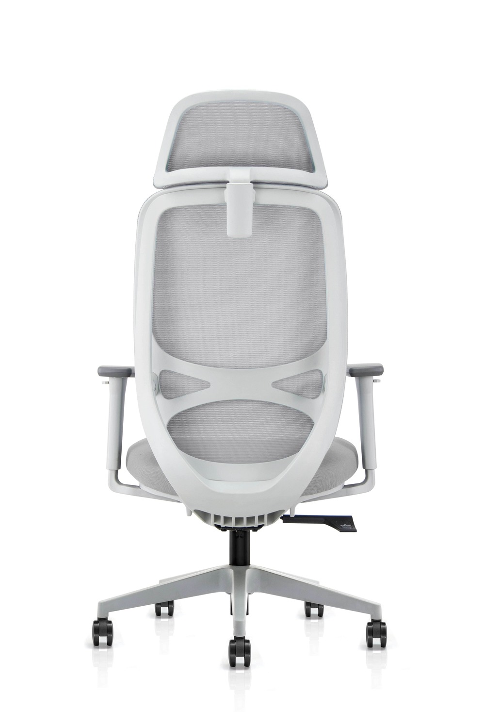 Widok z tyłu białego fotela biurowego z siatkowym oparciem i zagłówkiem.