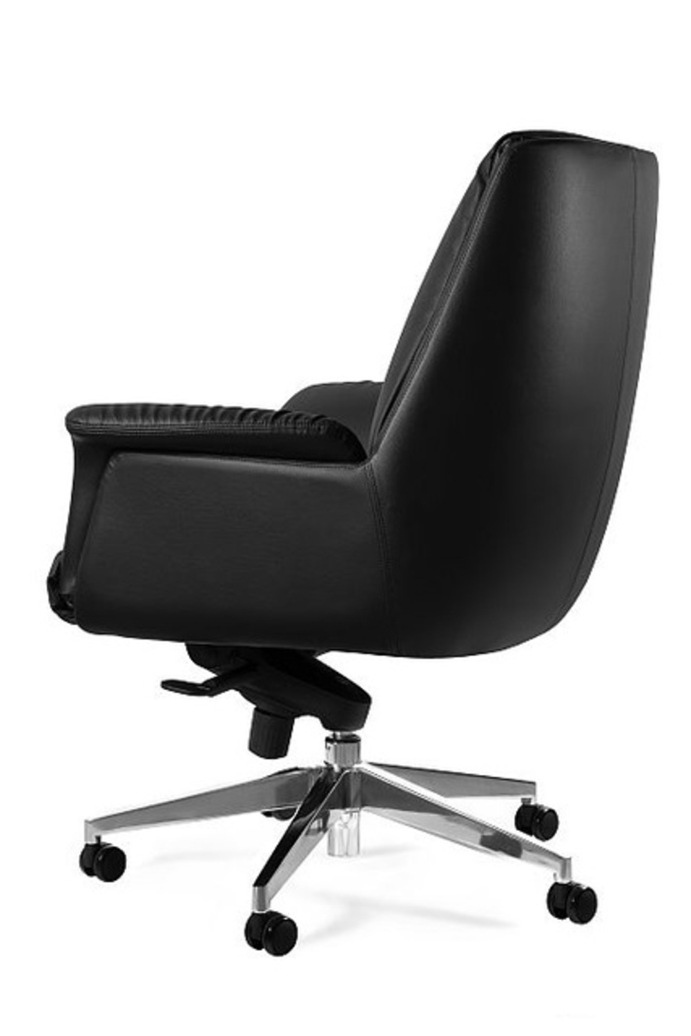 Czarny skórzany fotel biurowy na srebrnej podstawie z pięcioma ramionami i kółkami.