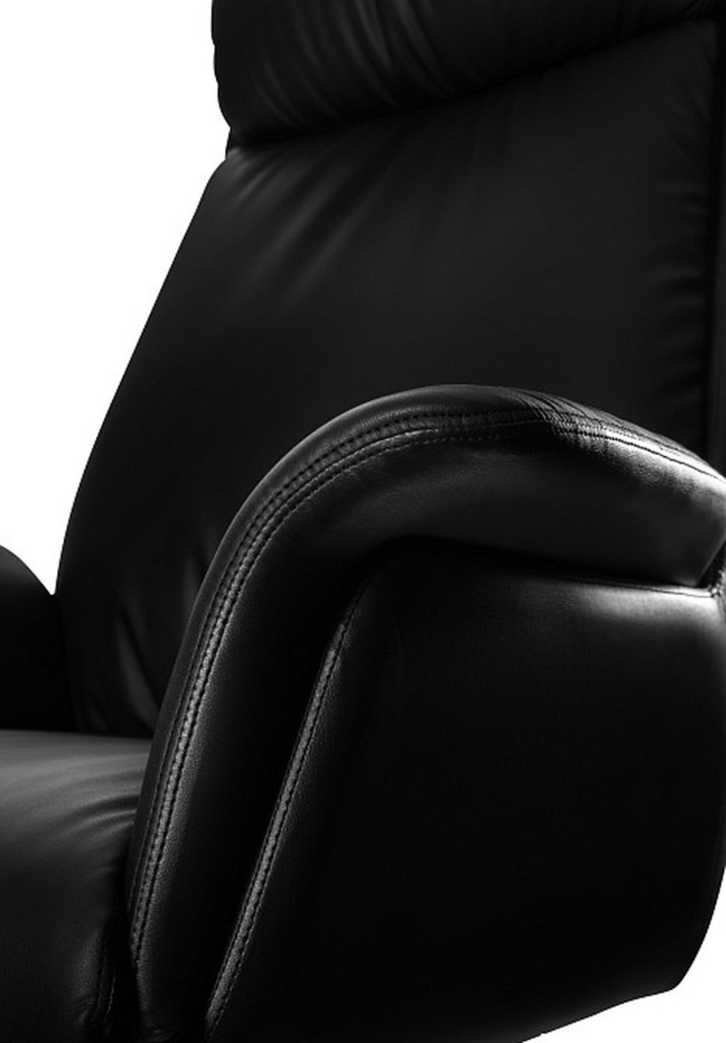 Zbliżenie czarnego fotela skórzanego, skupione na podłokietniku i zagłówku.