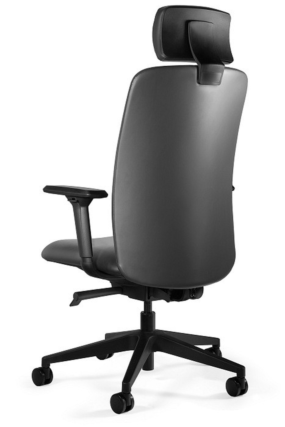 Czarny fotel biurowy z zagłówkiem, podłokietnikami i kółkami.