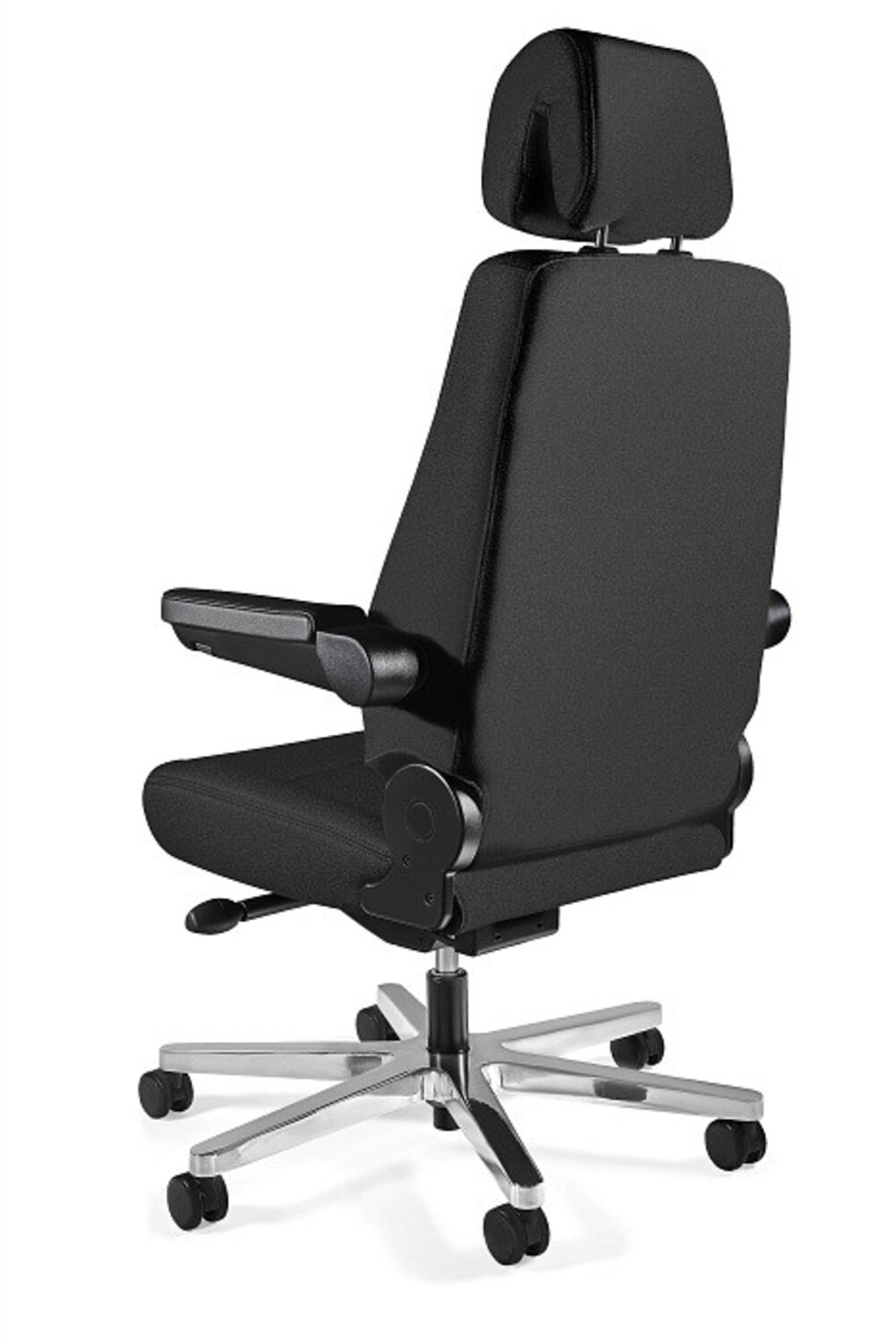 Czarny fotel biurowy z zagłówkiem, podłokietnikami i podstawą na kółkach.