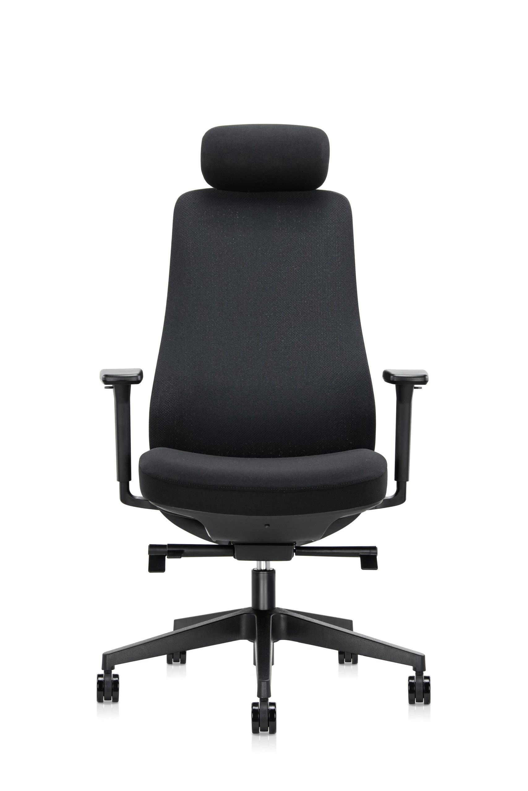 Czarny fotel biurowy z zagłówkiem i podłokietnikami na kółkach.