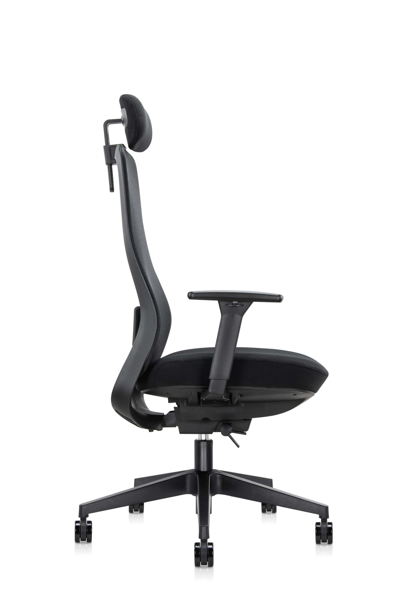 Czarny ergonomiczny fotel biurowy z zagłówkiem, podłokietnikami i kółkami.