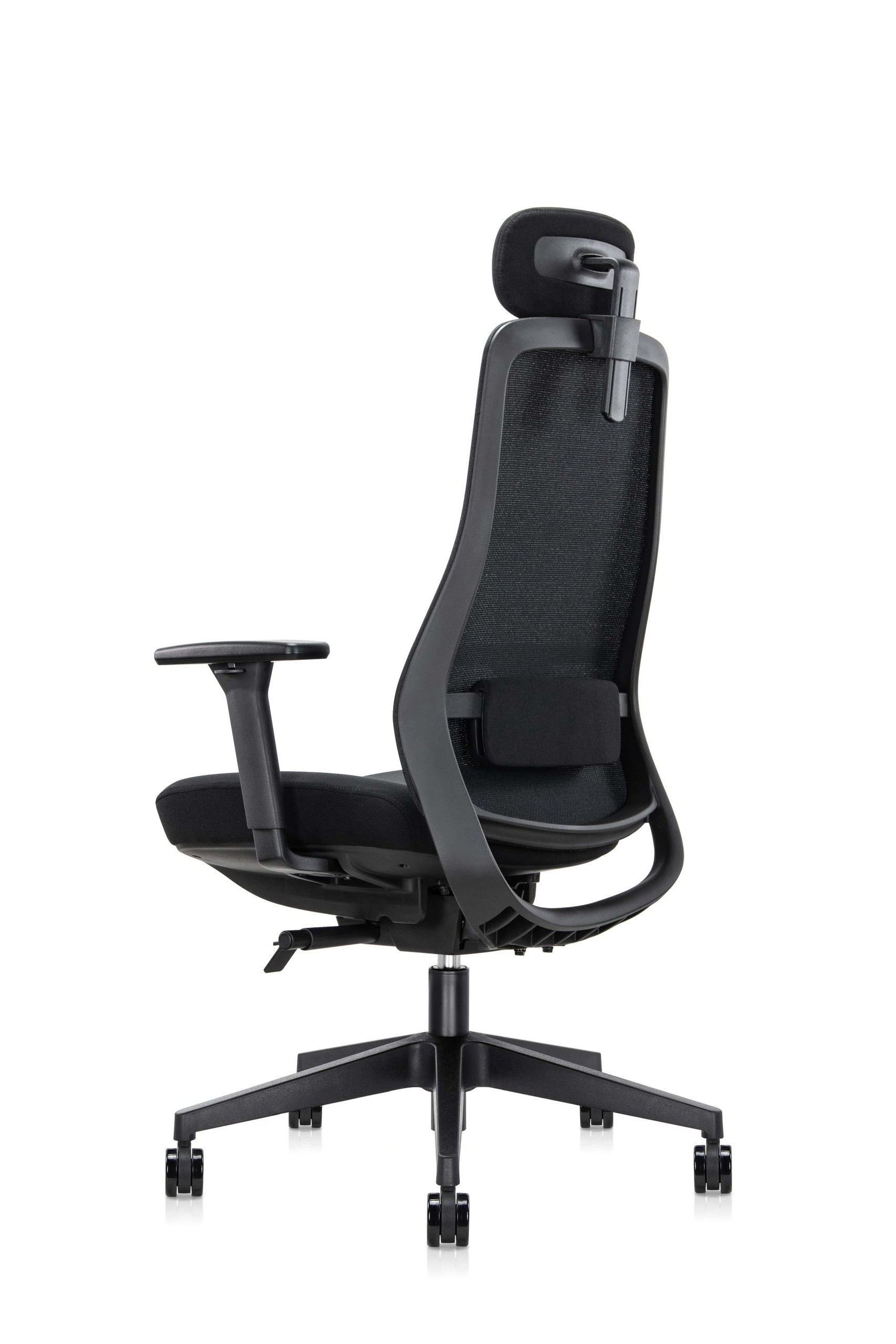 Czarny fotel biurowy z siatkowym oparciem, regulowanym zagłówkiem i podłokietnikami.