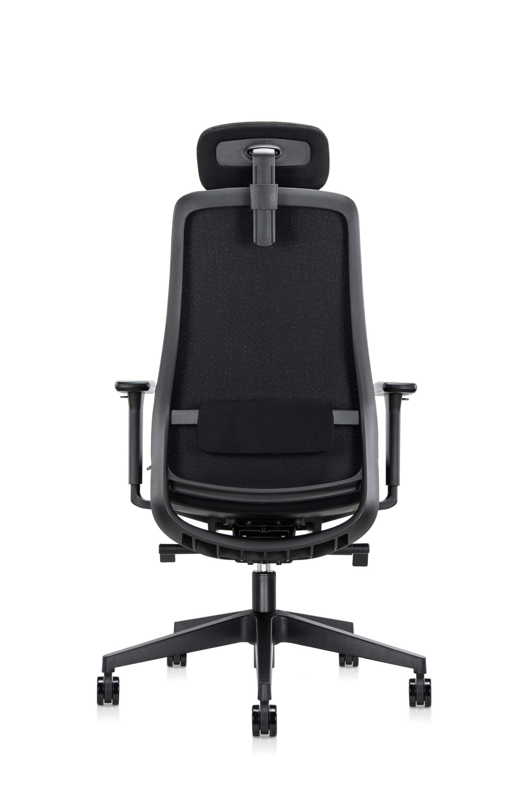 Widok z tyłu czarnego fotela biurowego z siatkowym oparciem i zagłówkiem.