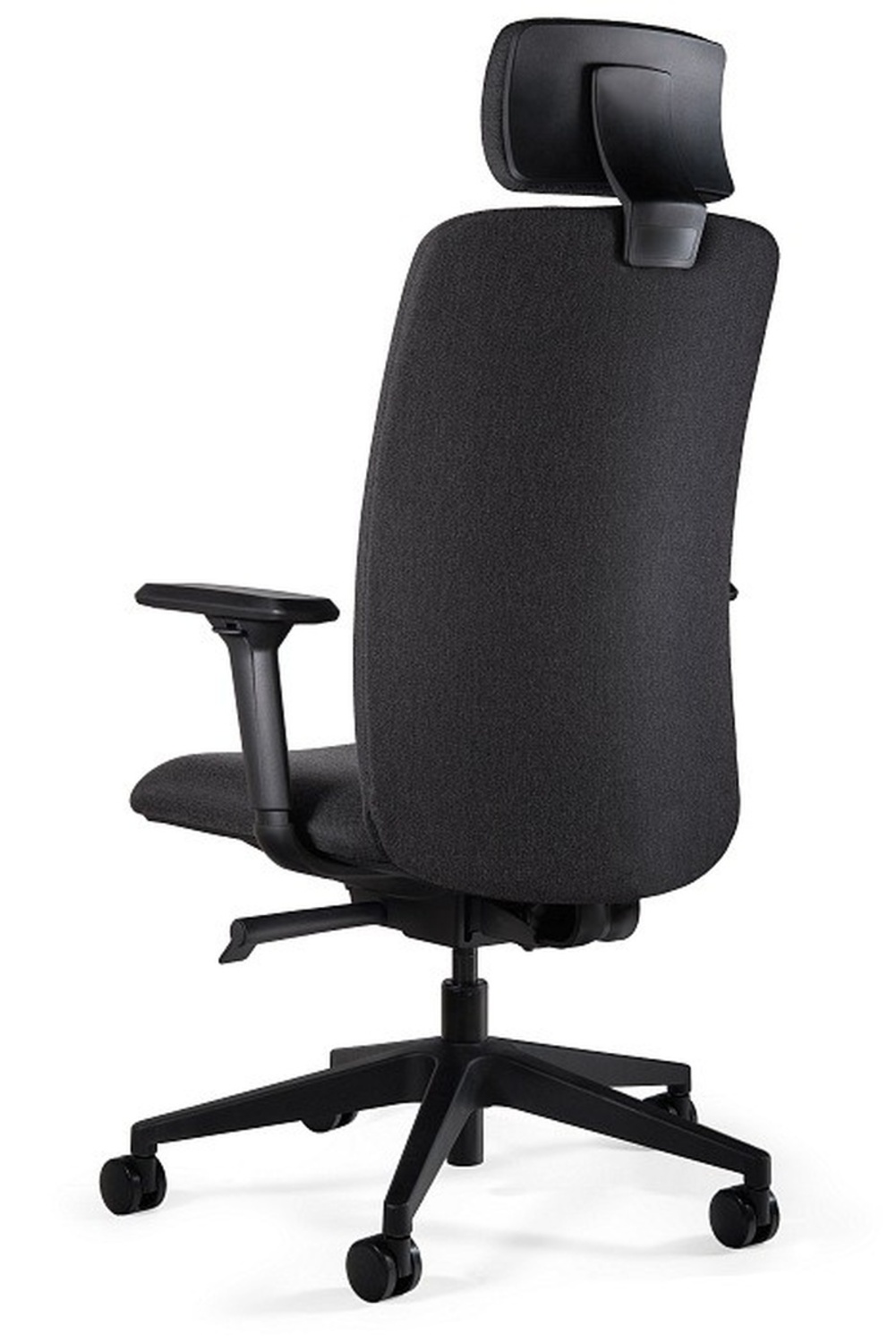 Czarny fotel biurowy z zagłówkiem, podłokietnikami i kółkami.