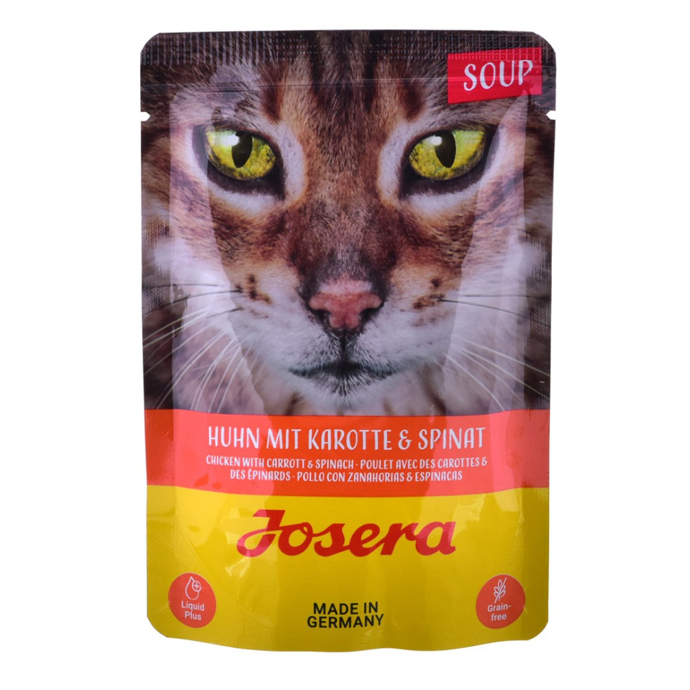 Saszetka karmy dla kota Josera z kurczakiem, marchewką i szpinakiem, zbliżenie kota.
