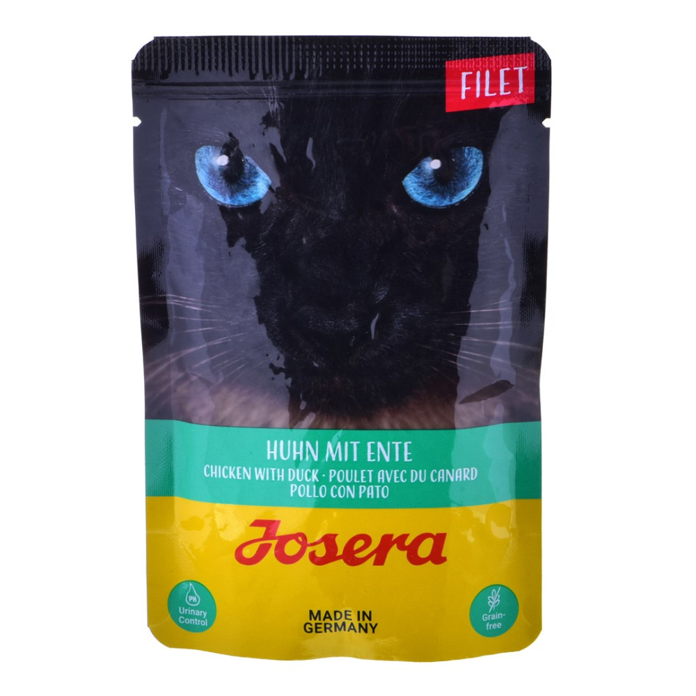 Saszetka karmy dla kota Josera Kurczak z kaczką, z czarną głową kota i niebieskimi oczami.