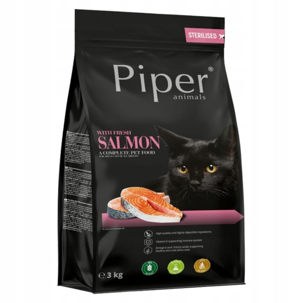 Czarna torba z karmą dla kotów z łososiem, dwoma kawałkami łososia i czarnym kocurkiem.