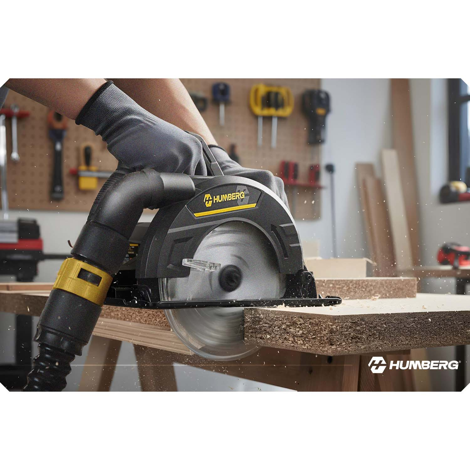 Dłoń w rękawicy obsługuje piłę tarczową, tnącą drewno. Warsztat w tle.