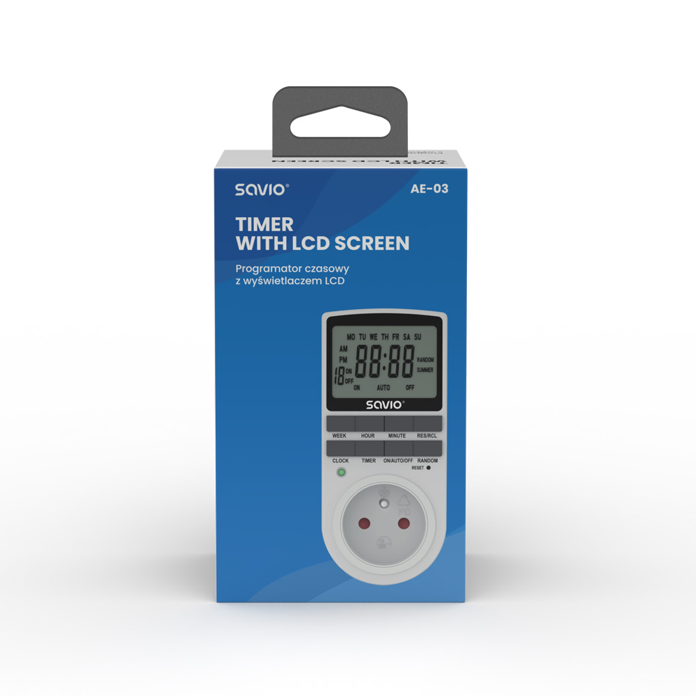 Biały programator Savio AE-03 z ekranem LCD i gniazdem na niebieskim opakowaniu.