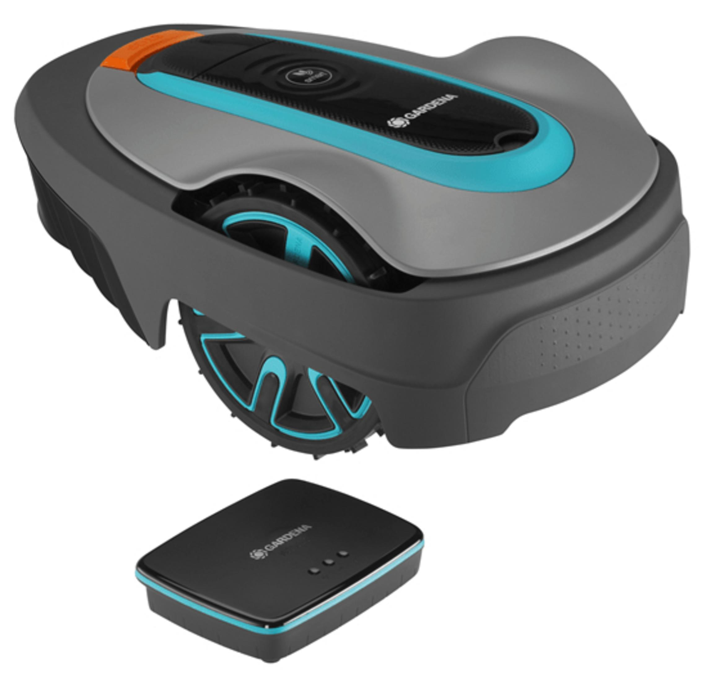 Szara, niebieska i czarna kosiarka robotyczna ze stacją ładującą.