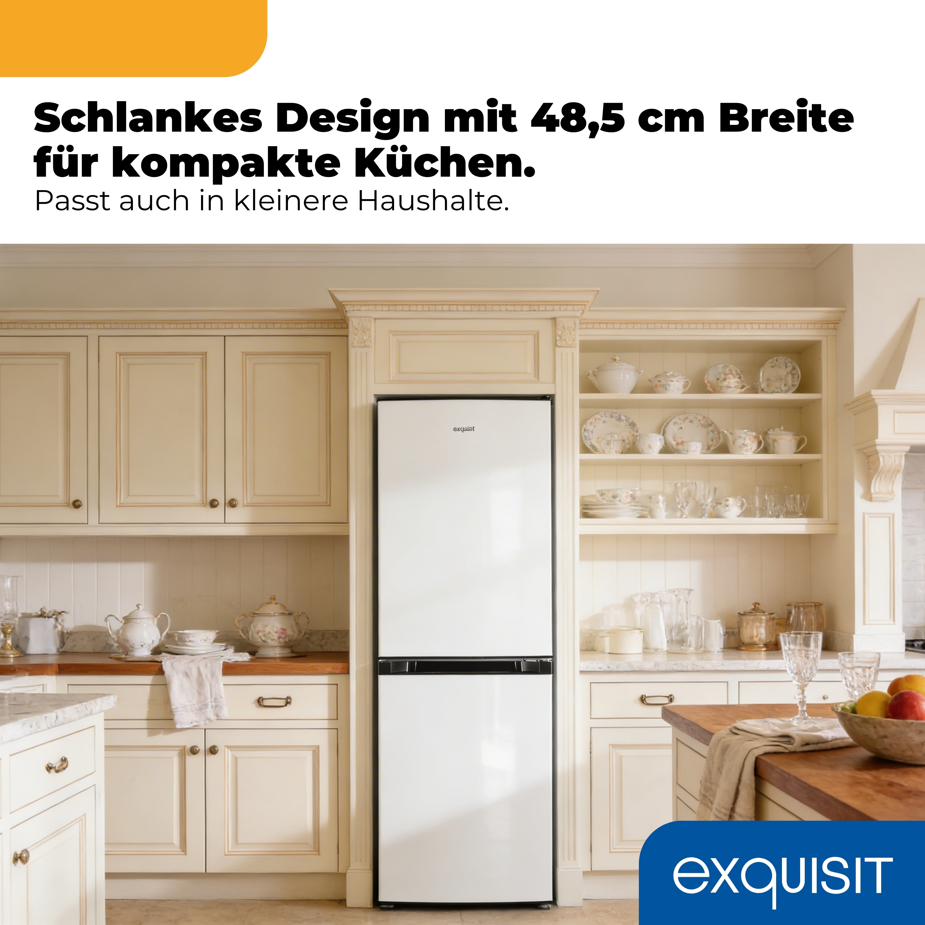 Schmale weiße Kühlgefrierkombination in einer Küche mit cremefarbenen Schränken.