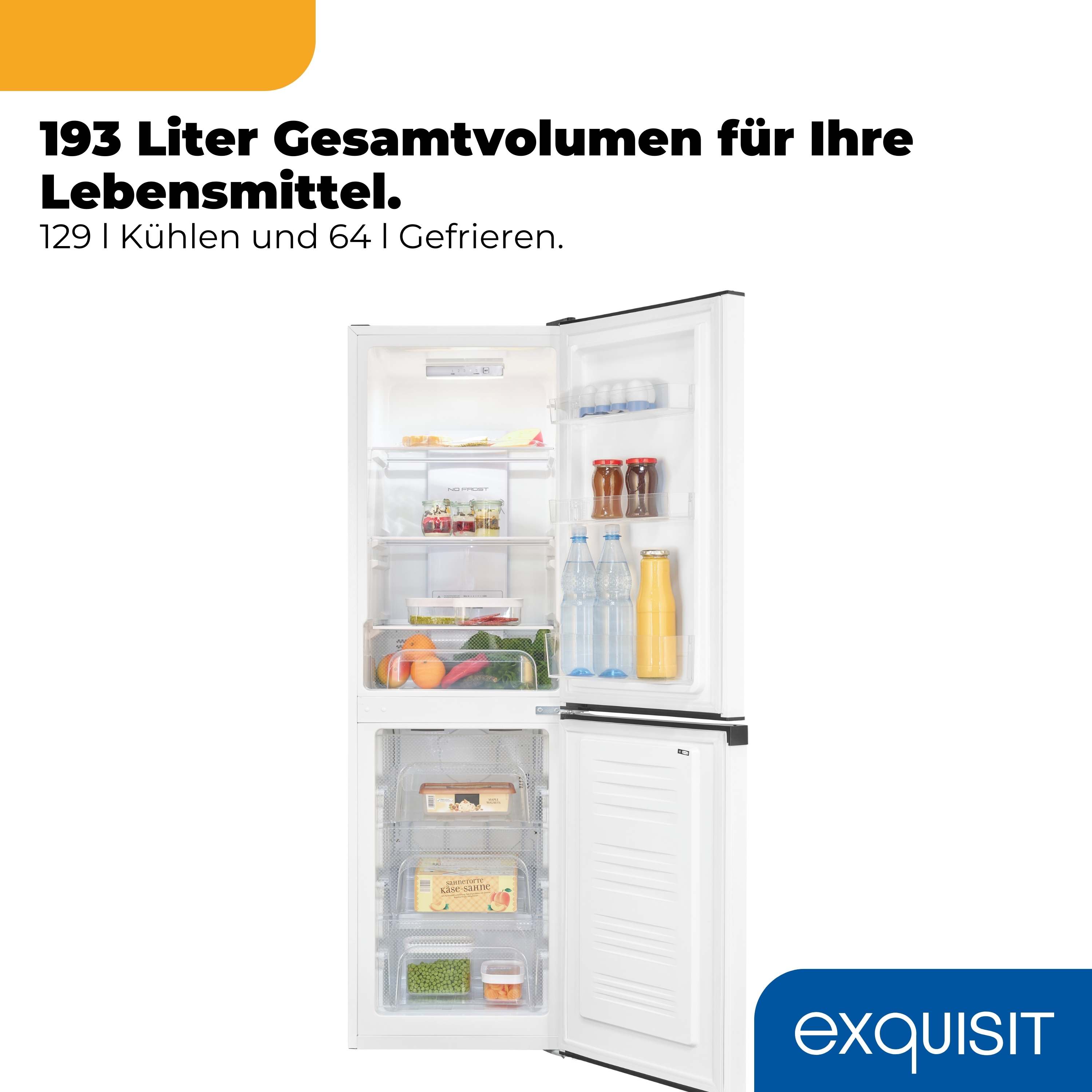 Ein offener Kühlschrank mit Lebensmitteln wie Obst, Gemüse, Flaschen und Joghurt.