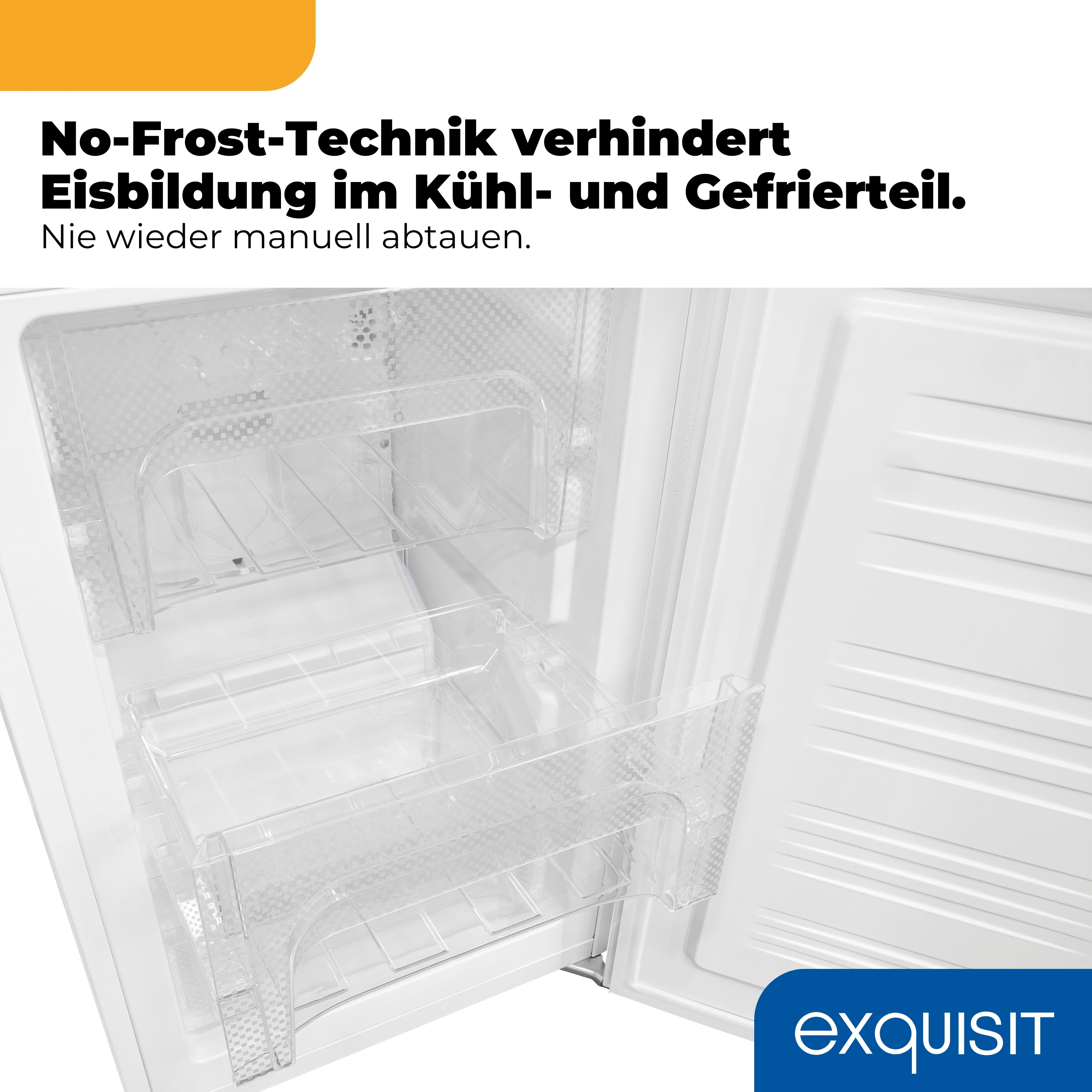 Innenansicht eines Kühlschranks mit transparenten Fächern und dem Exquisit-Logo.