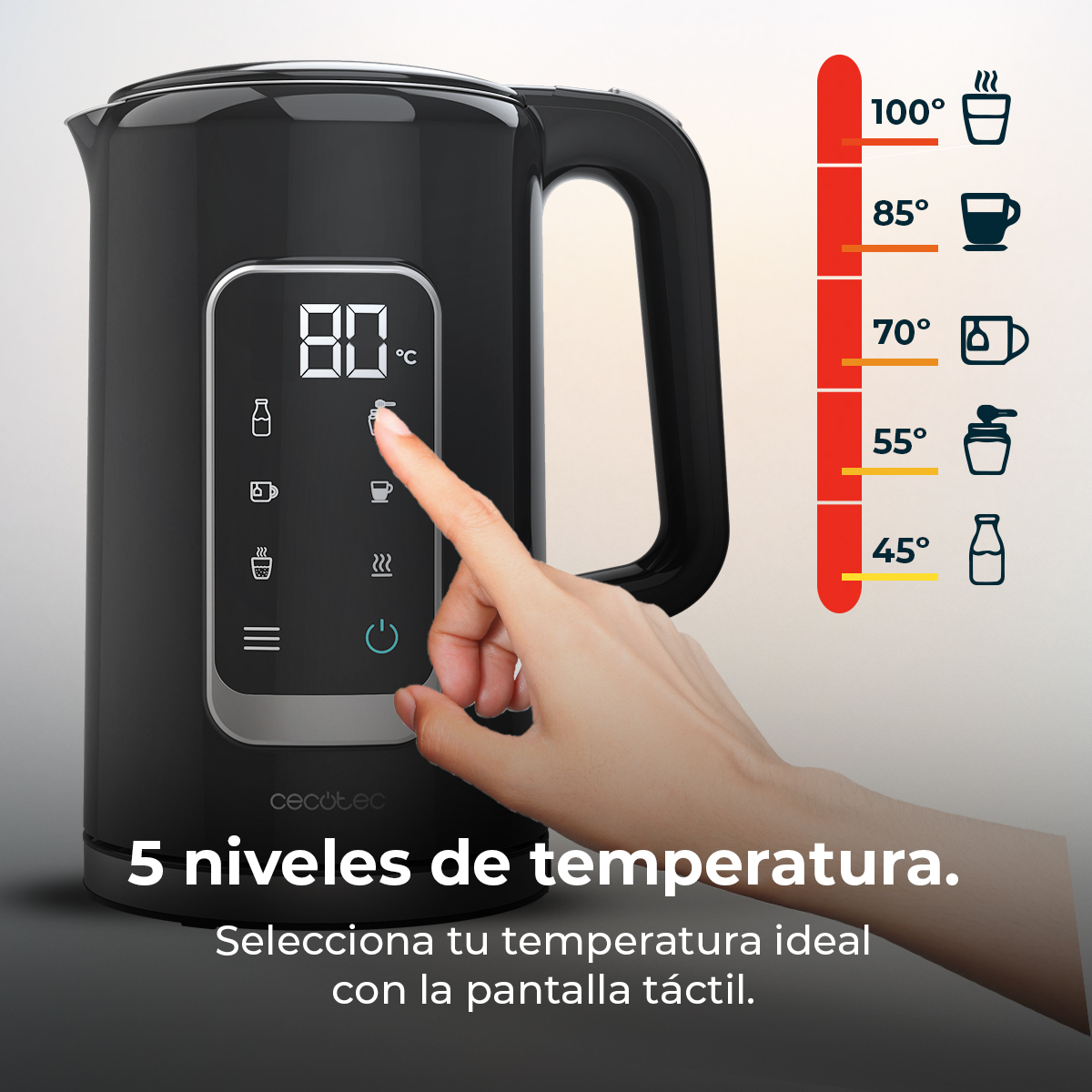 Un bollitore elettrico nero con touchscreen mostra 80°C. Una mano tocca lo schermo.