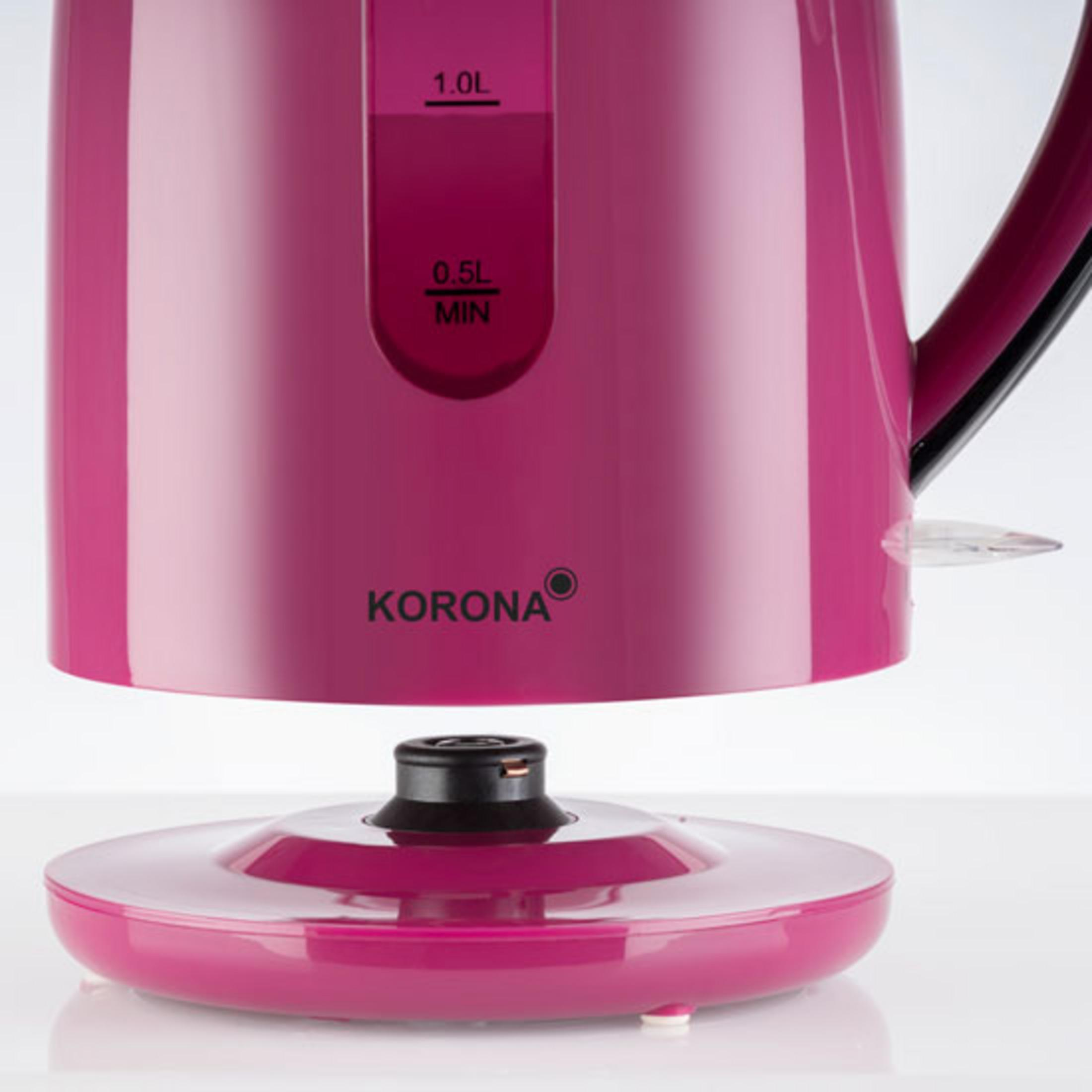 Eine Nahaufnahme eines pinken Wasserkochers mit Messskala und Logo.