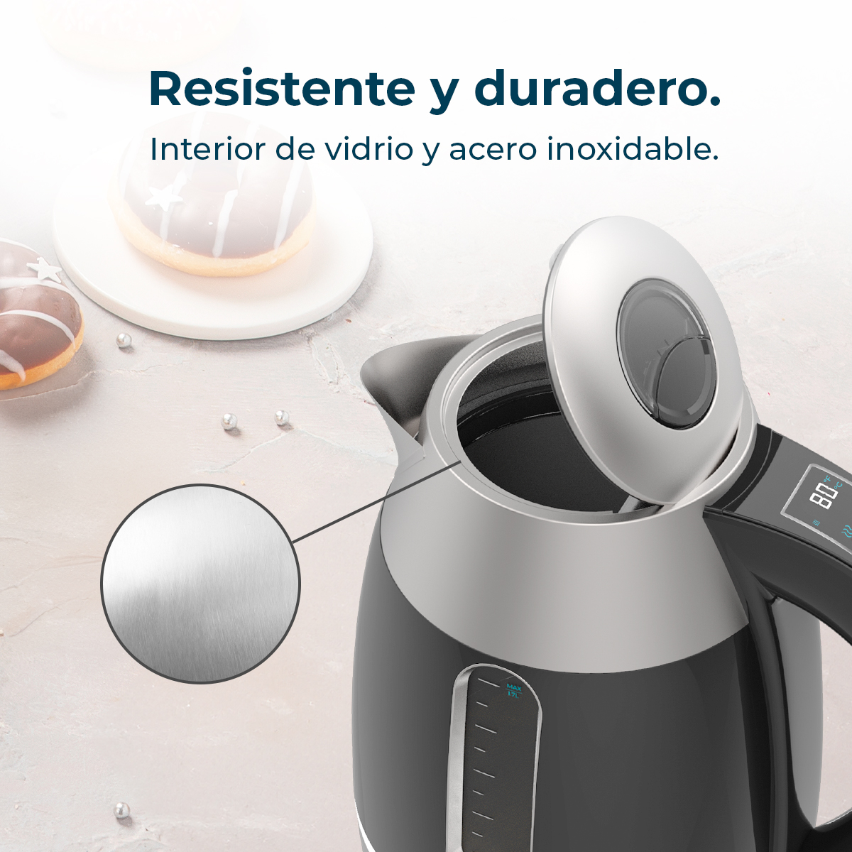 Bollitore nero con coperchio aperto, primo piano interno in acciaio inox.