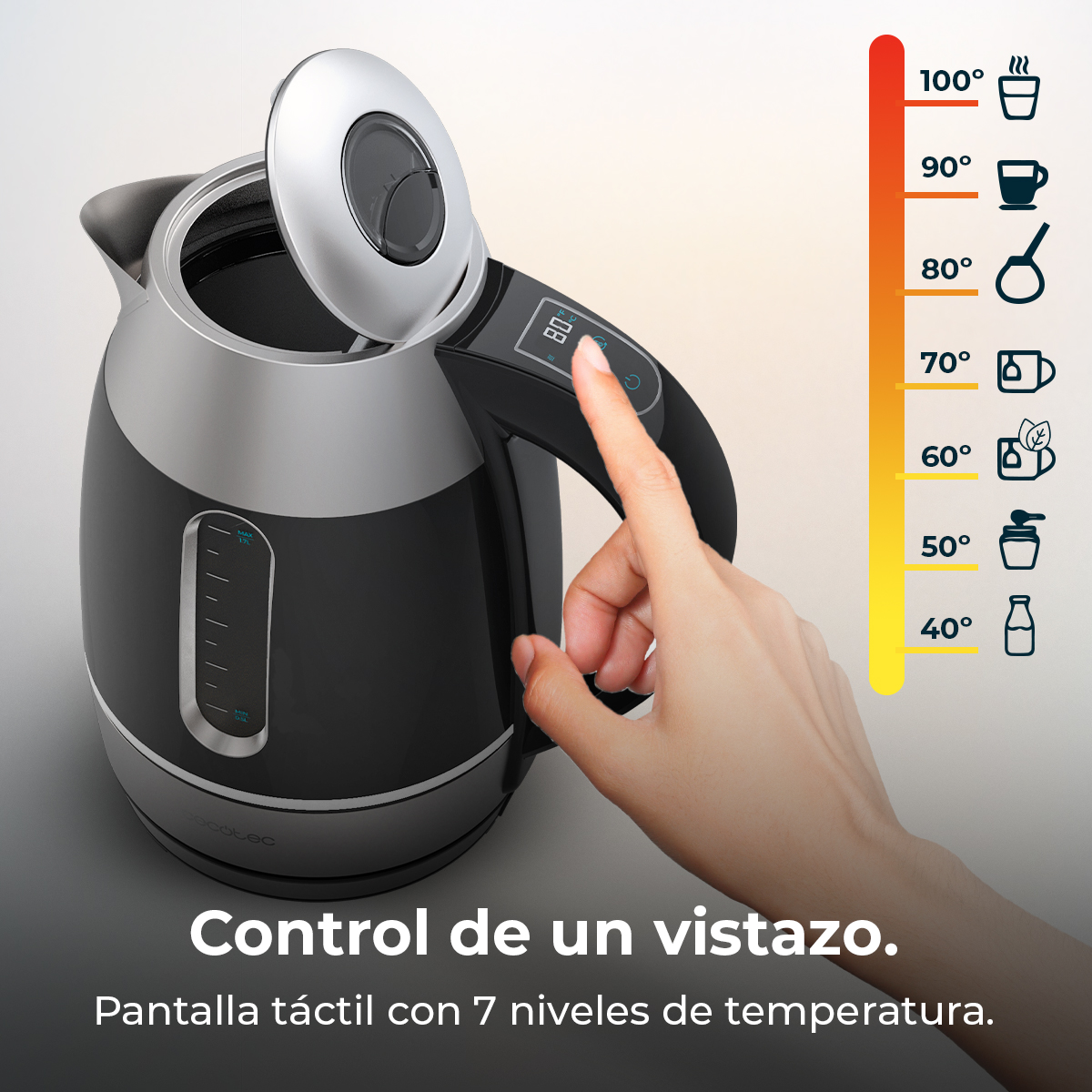 Un dito tocca lo schermo digitale di un bollitore nero con coperchio argentato.