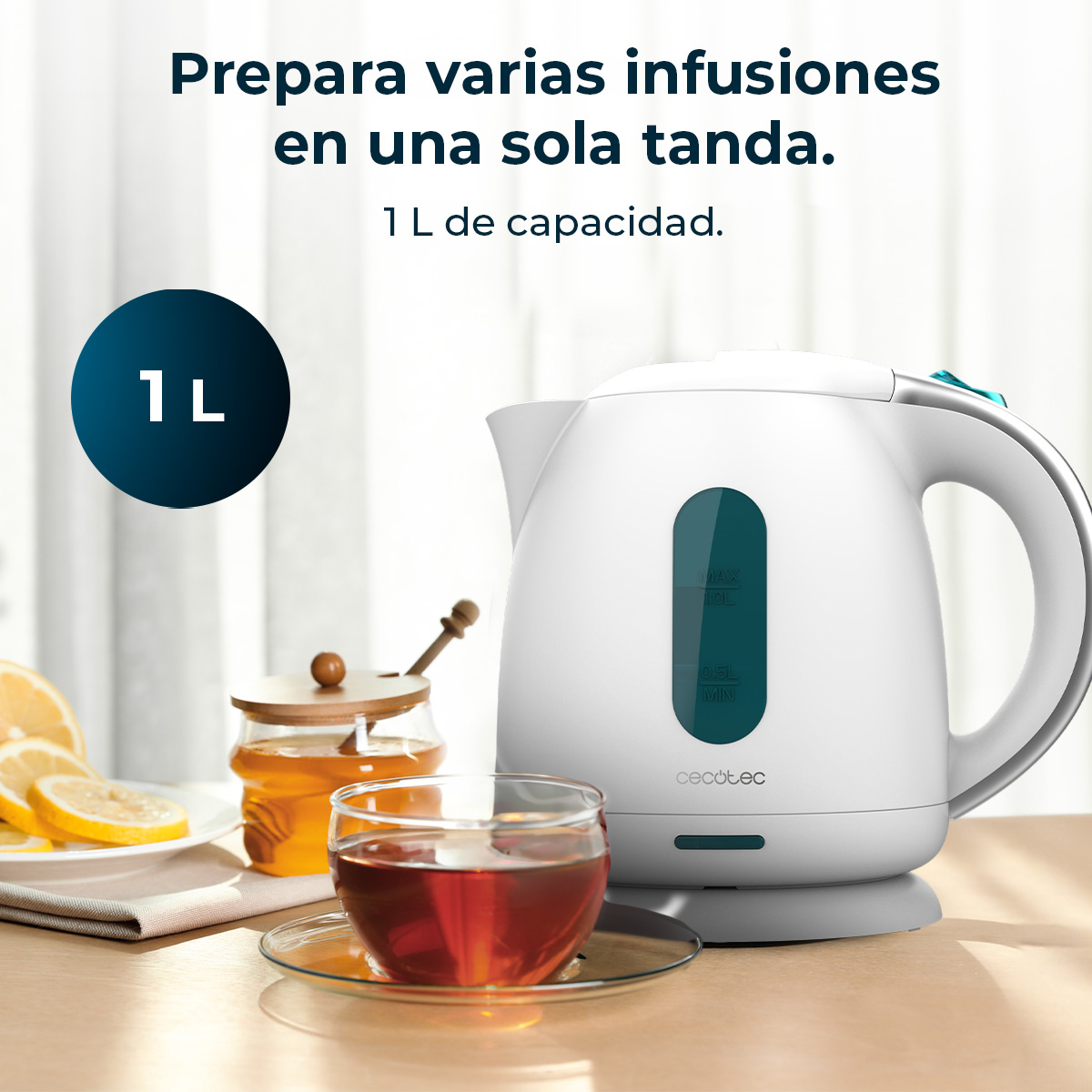 Un bollitore bianco da 1L, accanto a miele, limone e una tazza di tè.