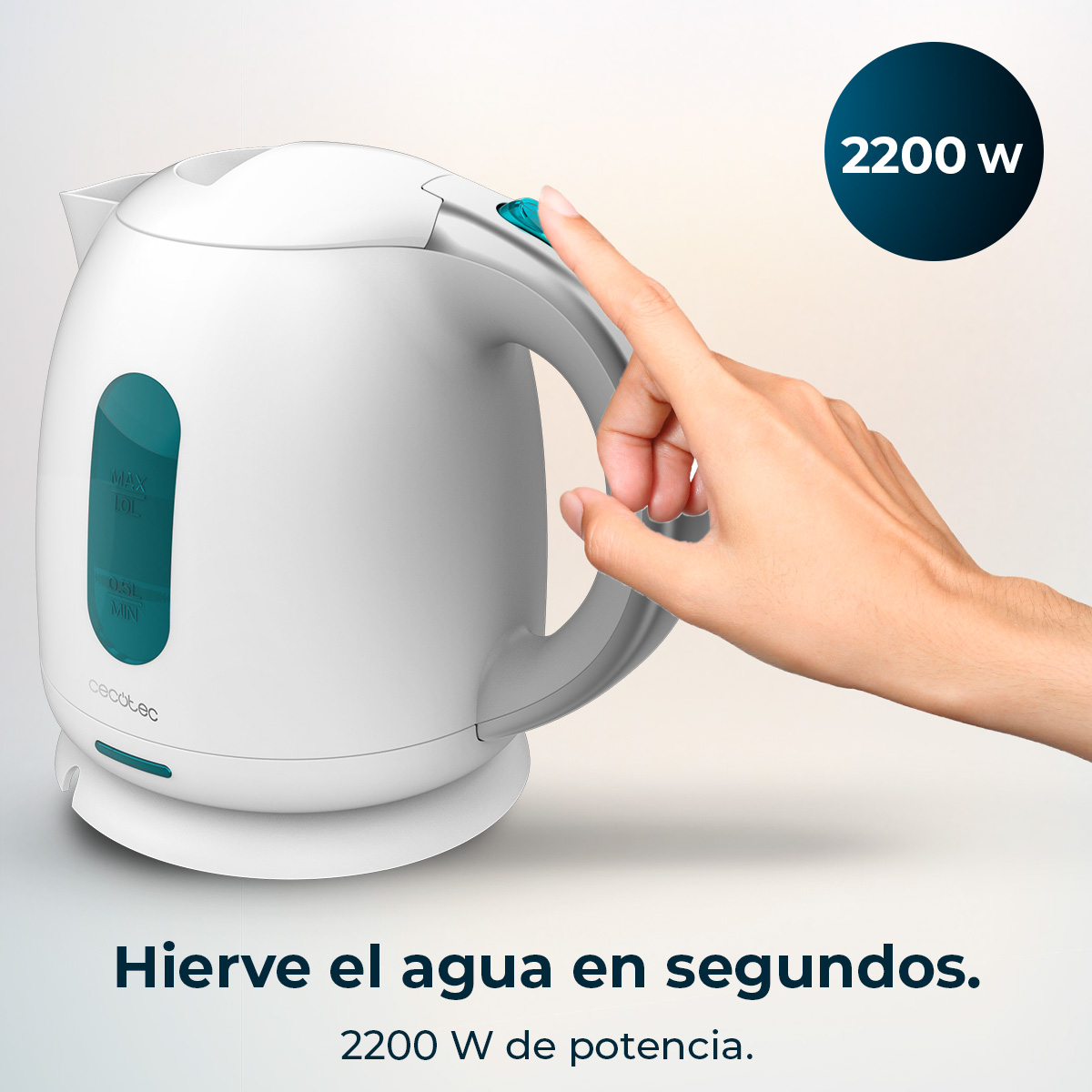 Una mano preme il pulsante di un bollitore elettrico bianco da 2200W.