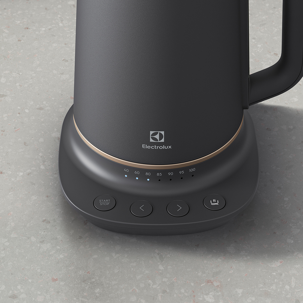 Czajnik elektryczny czarny z wyświetlaczem temperatury i przyciskami sterowania na kamiennej powierzchni.