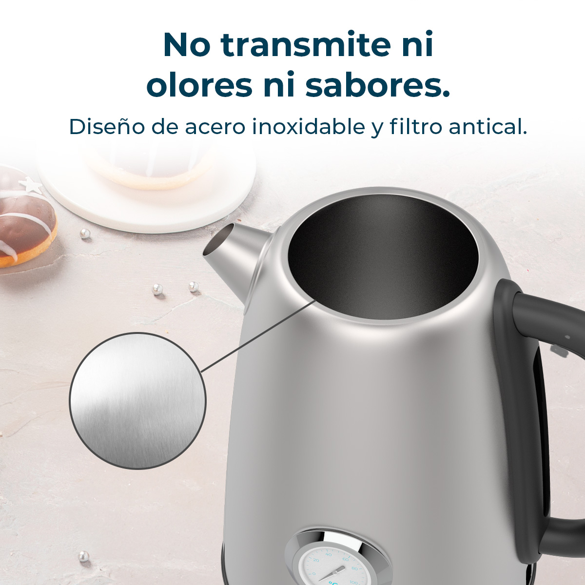 Tetera plateada con asa negra, primer plano de la textura y el termómetro.