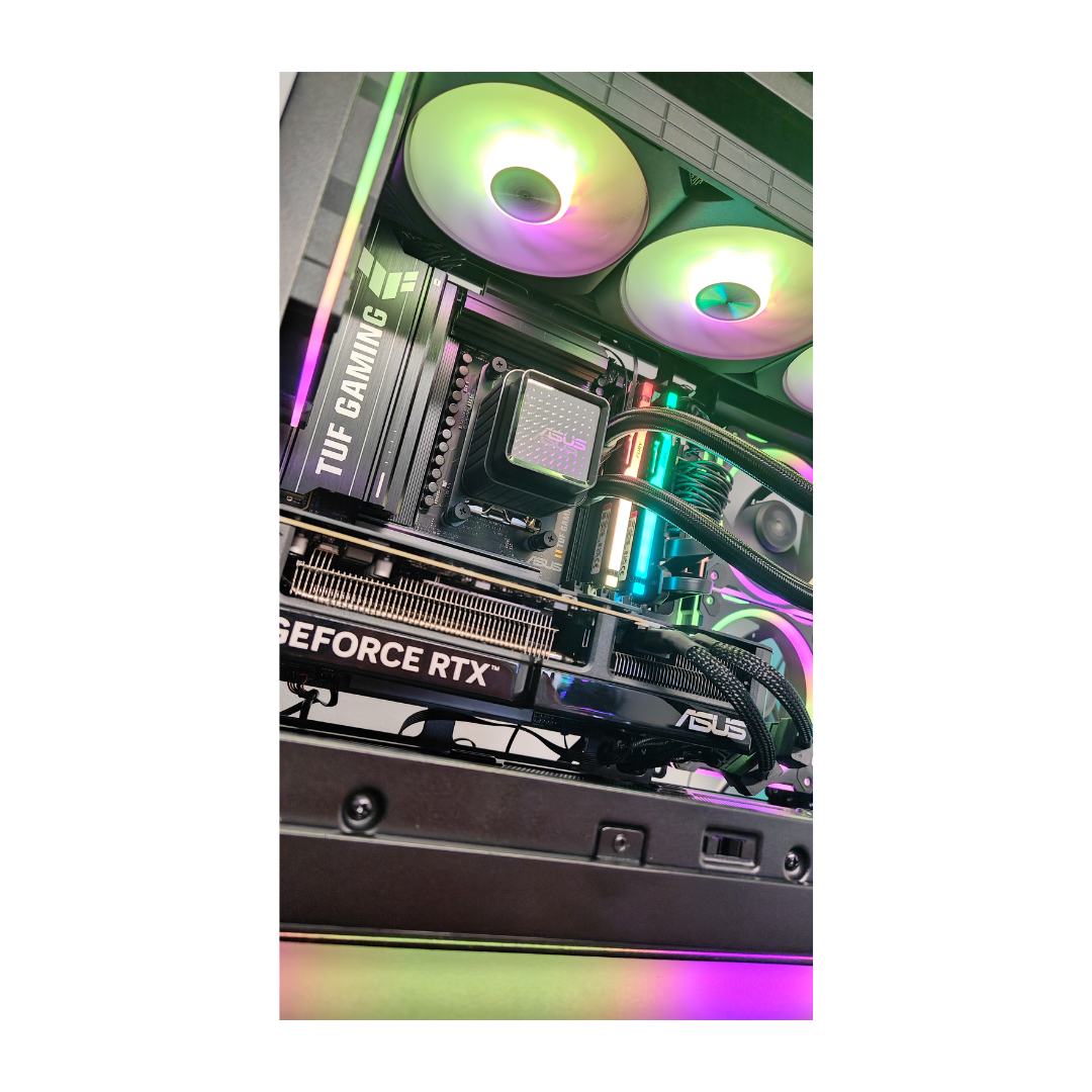 Interno di un PC con ventole RGB, scheda grafica e scheda madre.