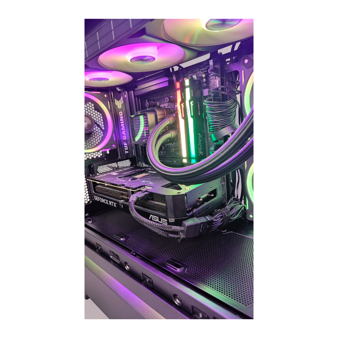 Un PC aperto che mostra ventole RGB, raffreddamento ad acqua e scheda grafica.