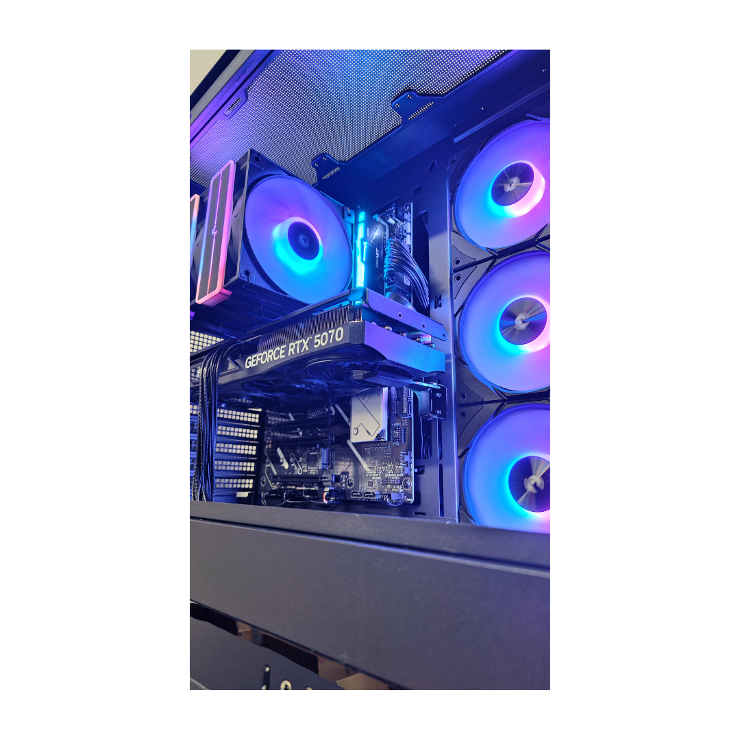 Un case PC aperto con ventole RGB e una scheda grafica RTX 5070.