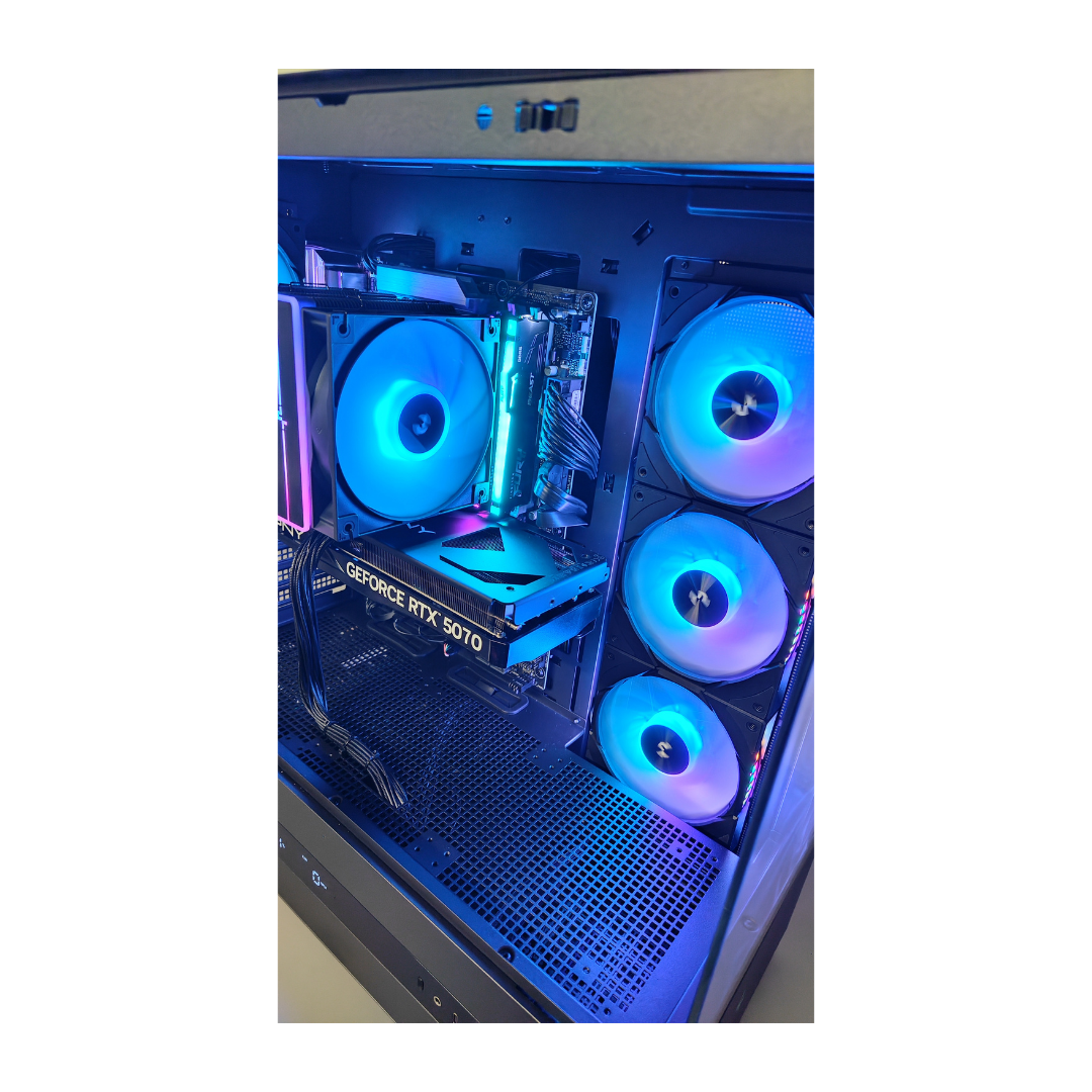 Un case per PC con ventole illuminate e una scheda grafica RTX 5070.