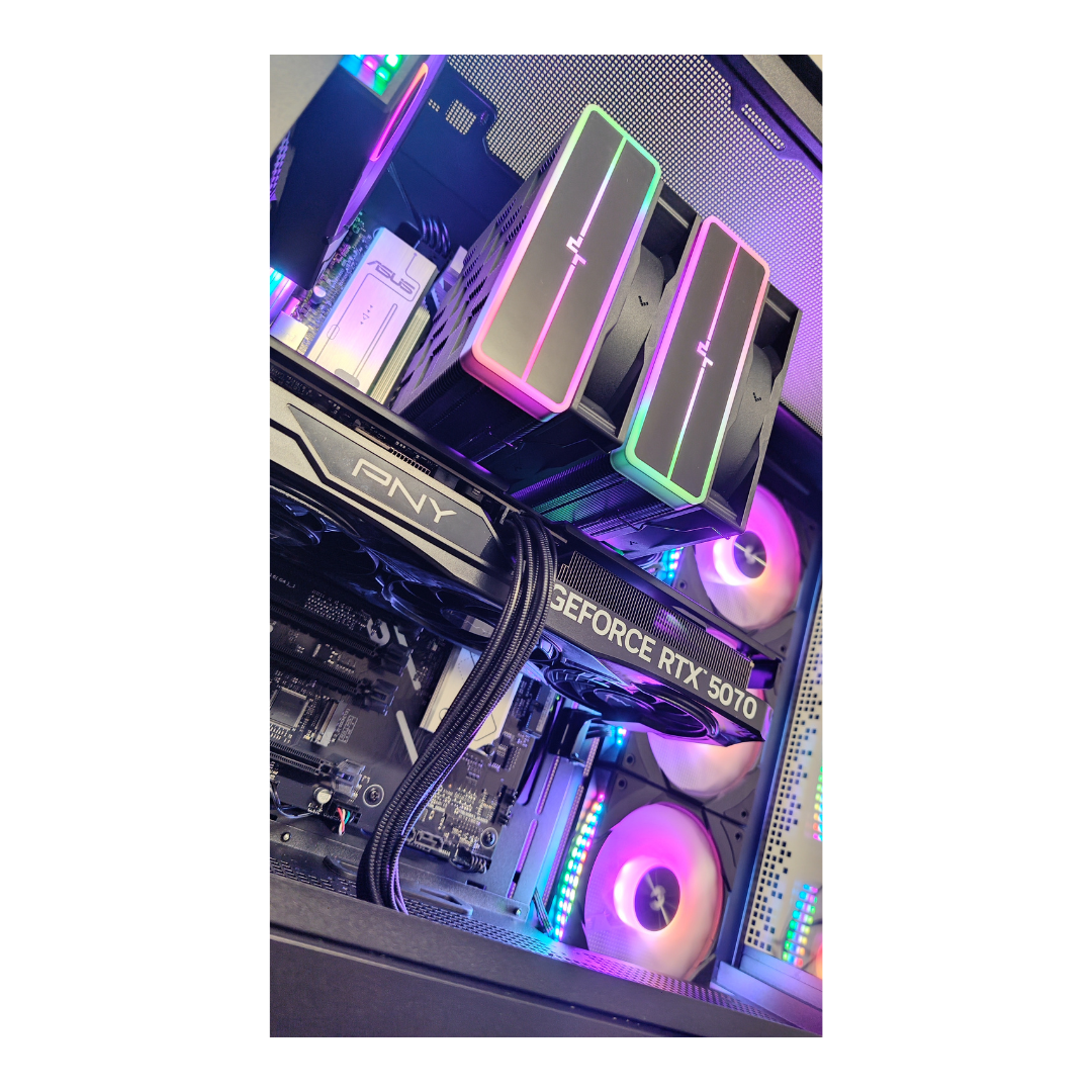 Un case per PC con ventole RGB, una PNY GeForce RTX 5070 e componenti Asus.