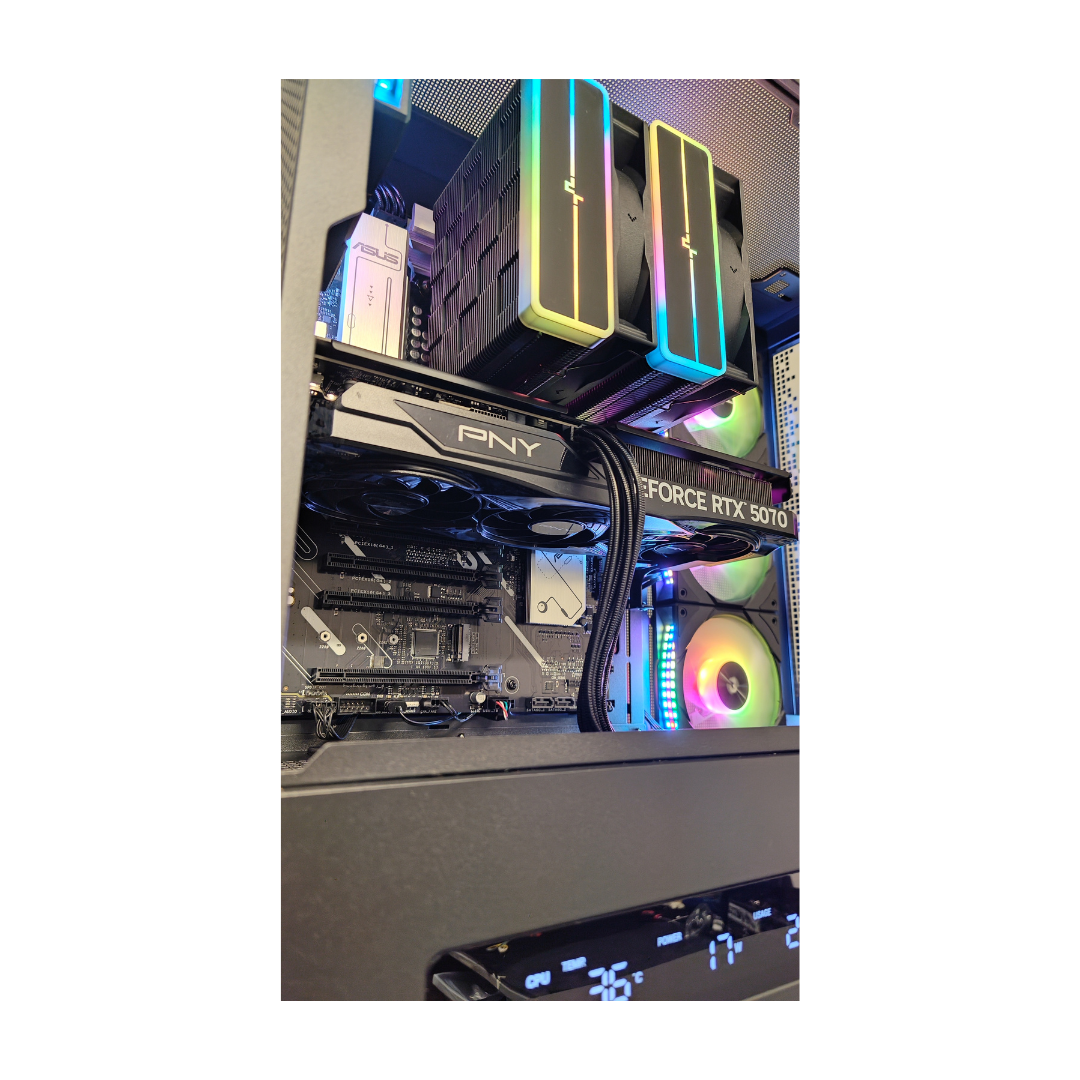 Interno PC con ventole RGB, dissipatore CPU e PNY RTX 5070.