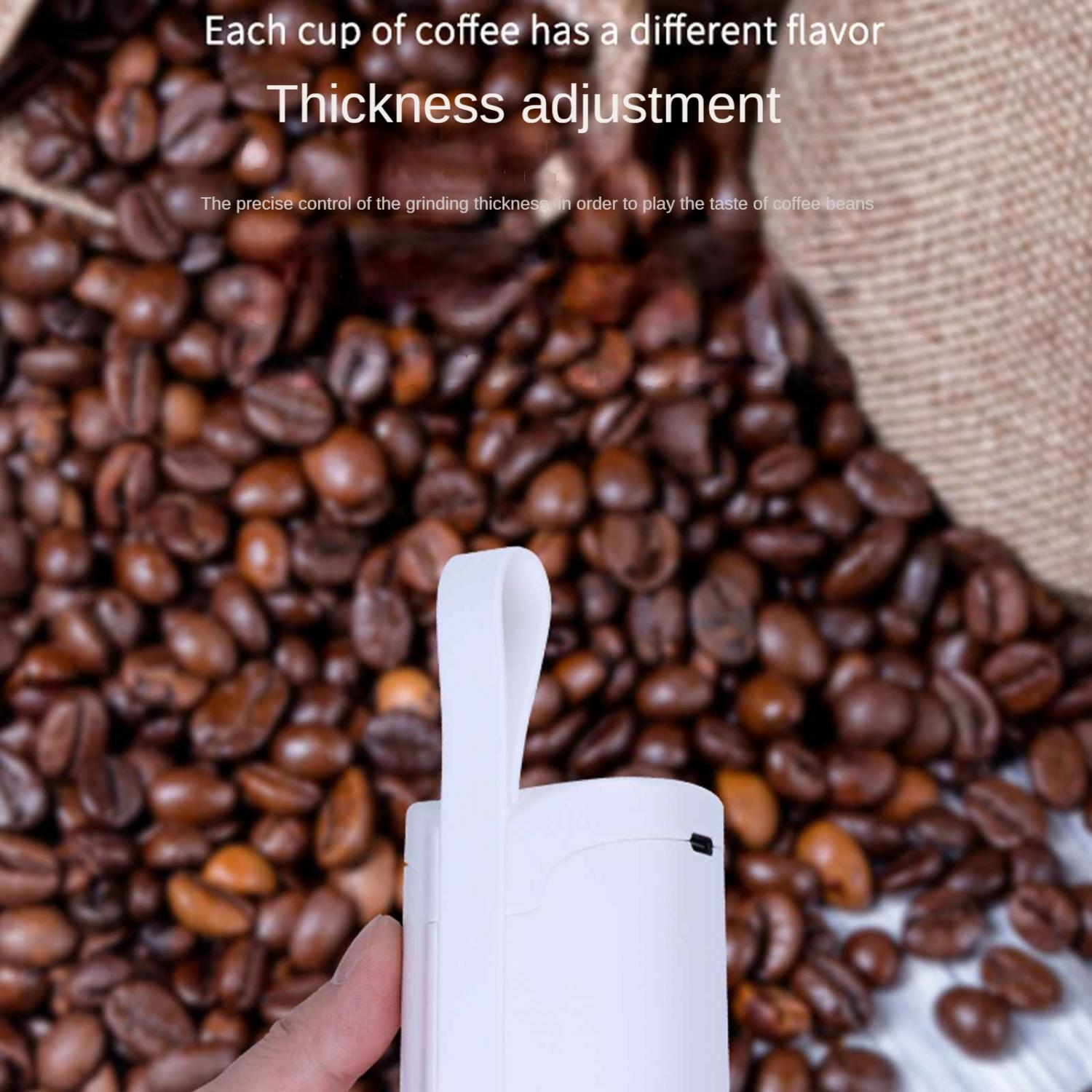 Nahaufnahme einer Hand, die einen weißen Kaffeemühlen-Prototyp bedient, mit Kaffeebohnen im Hintergrund.