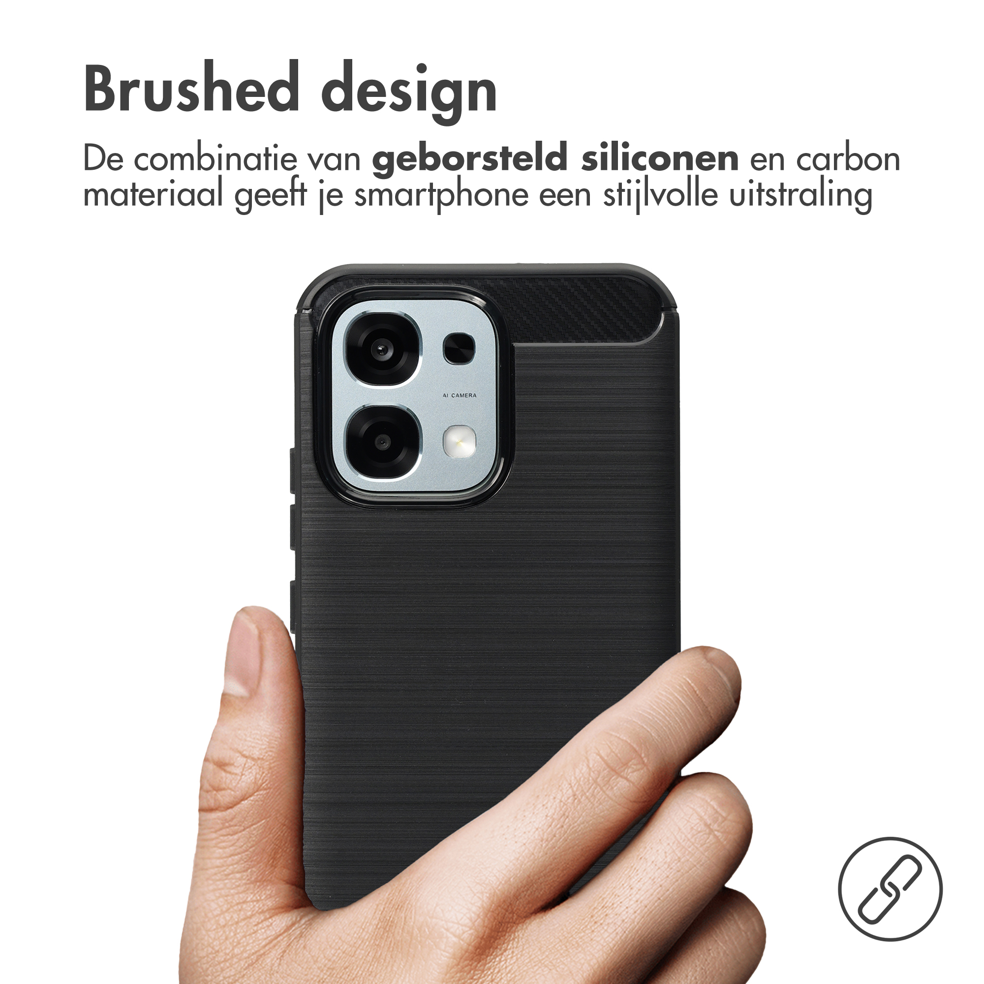 Een hand houdt een zwarte smartphone met geborsteld design en drievoudige camera vast.