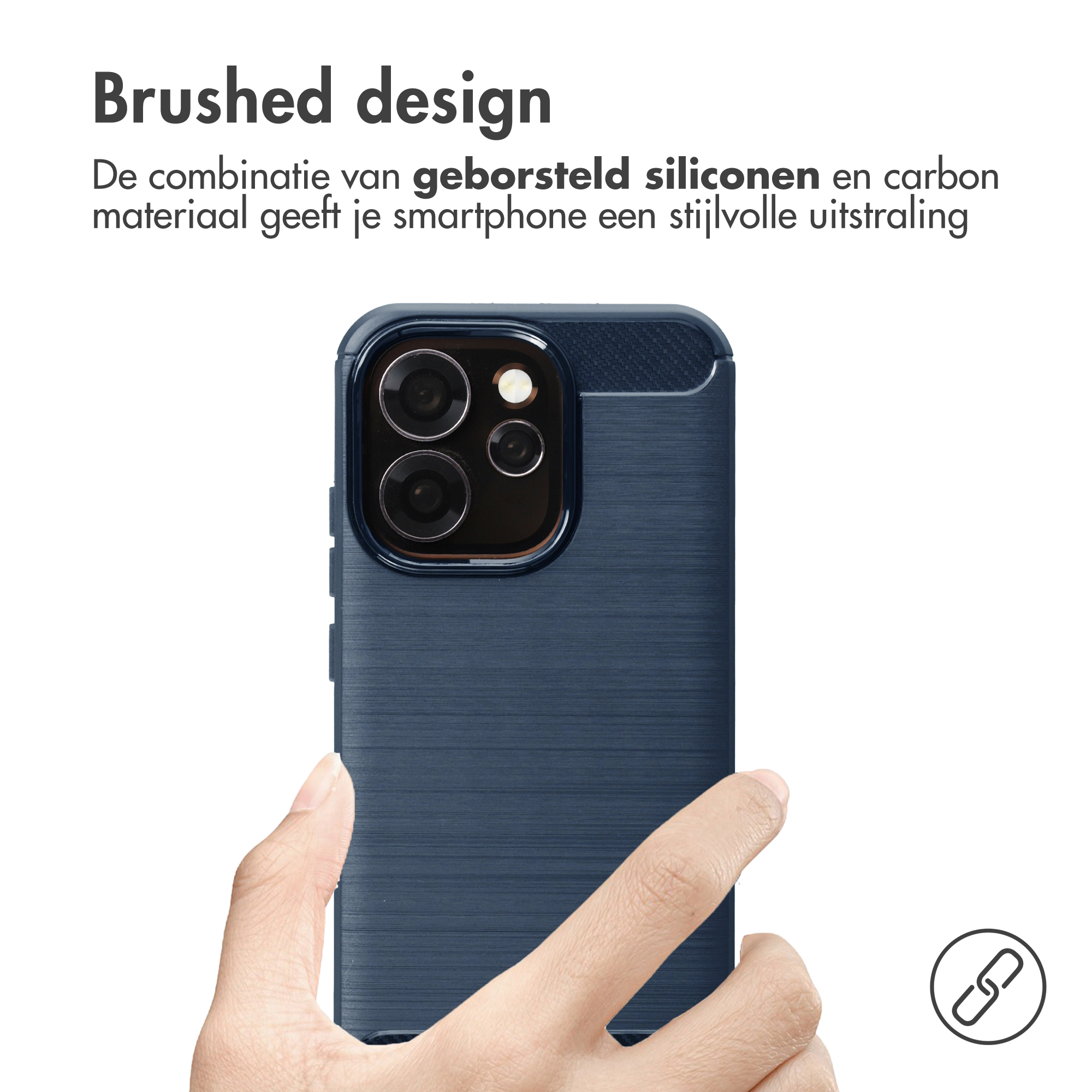 Une main tient un téléphone bleu au design brossé et à trois caméras.