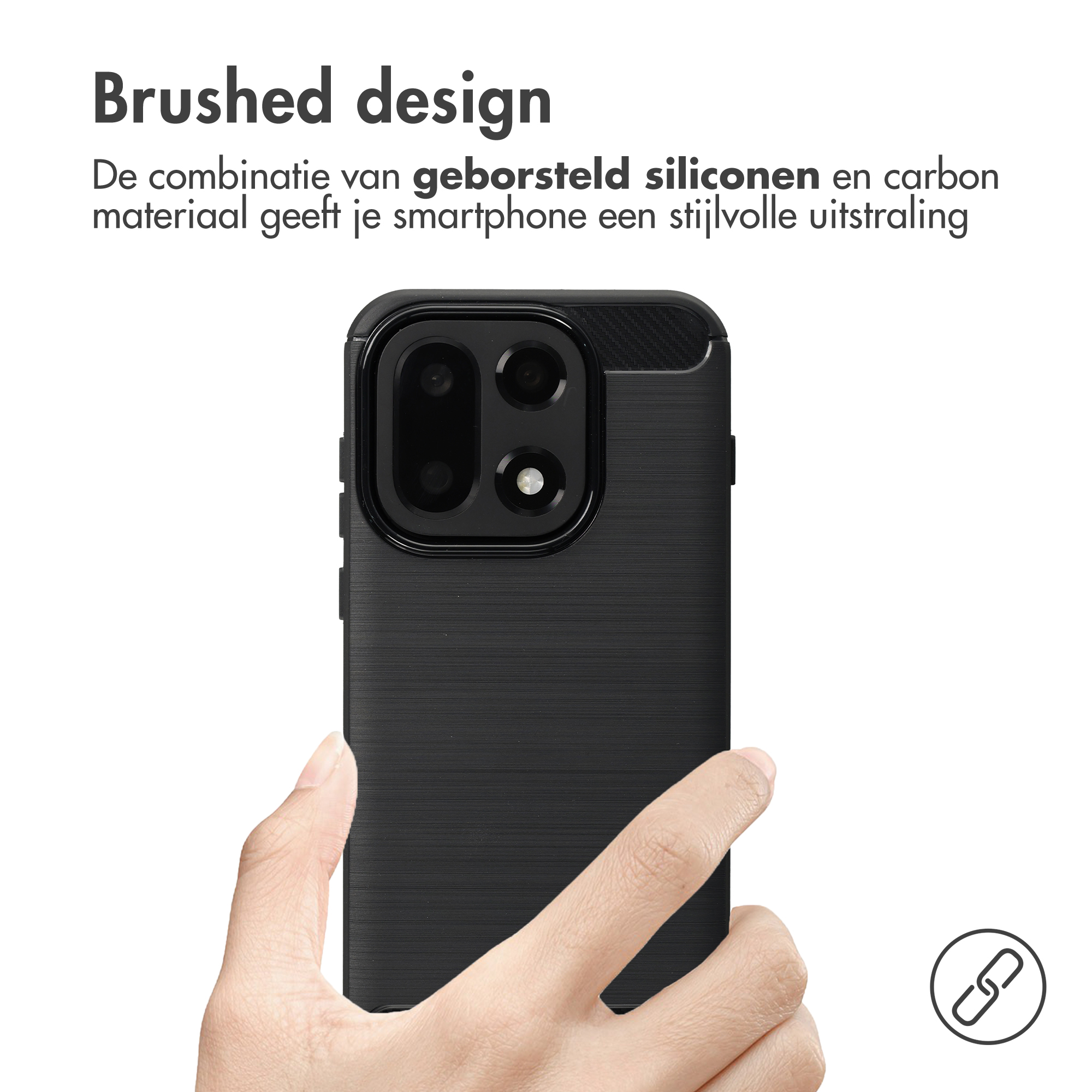 Una mano tiene una custodia nera per telefono con design spazzolato e in carbonio.