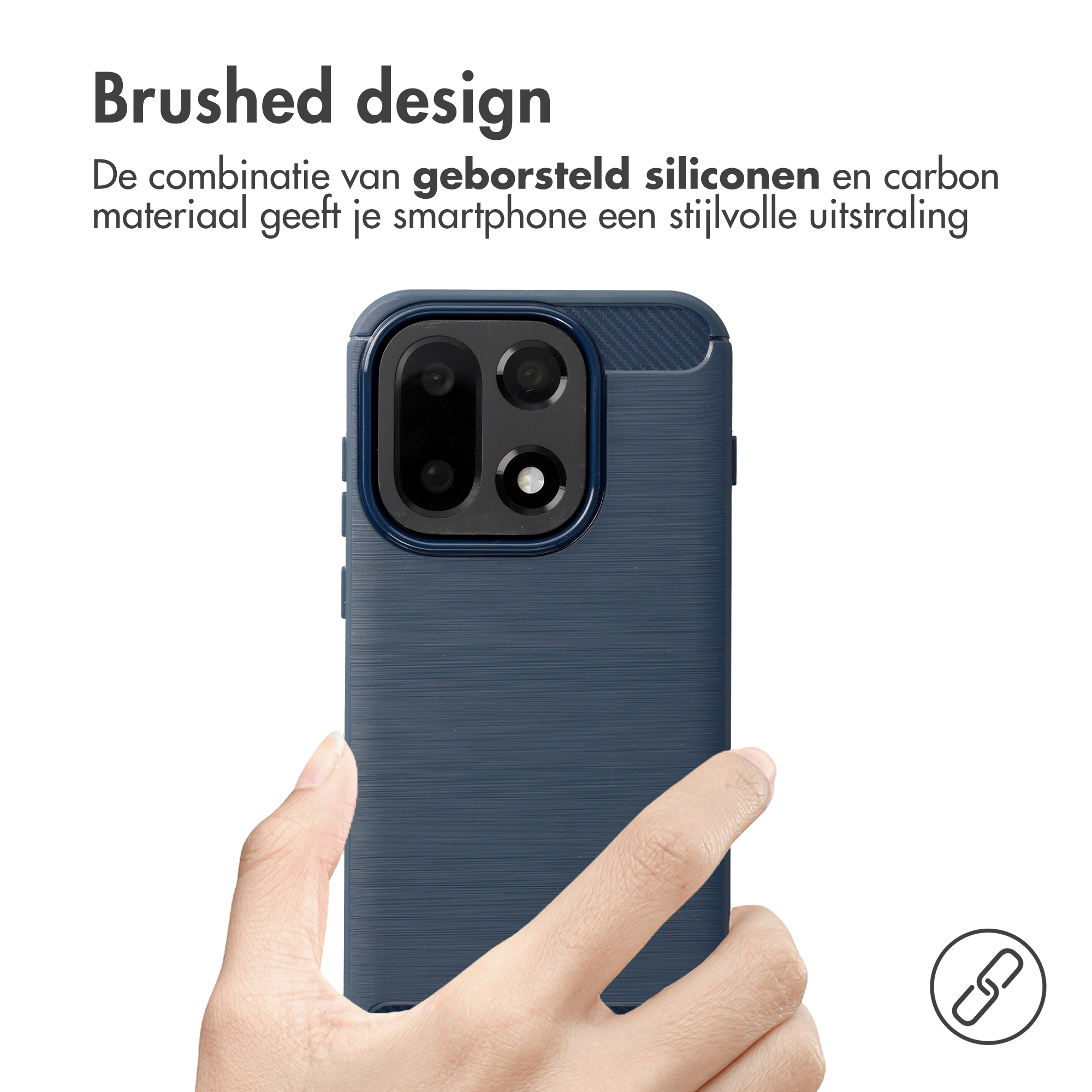 Una mano tiene una custodia per telefono blu scuro con design spazzolato e sporgenza fotocamera.