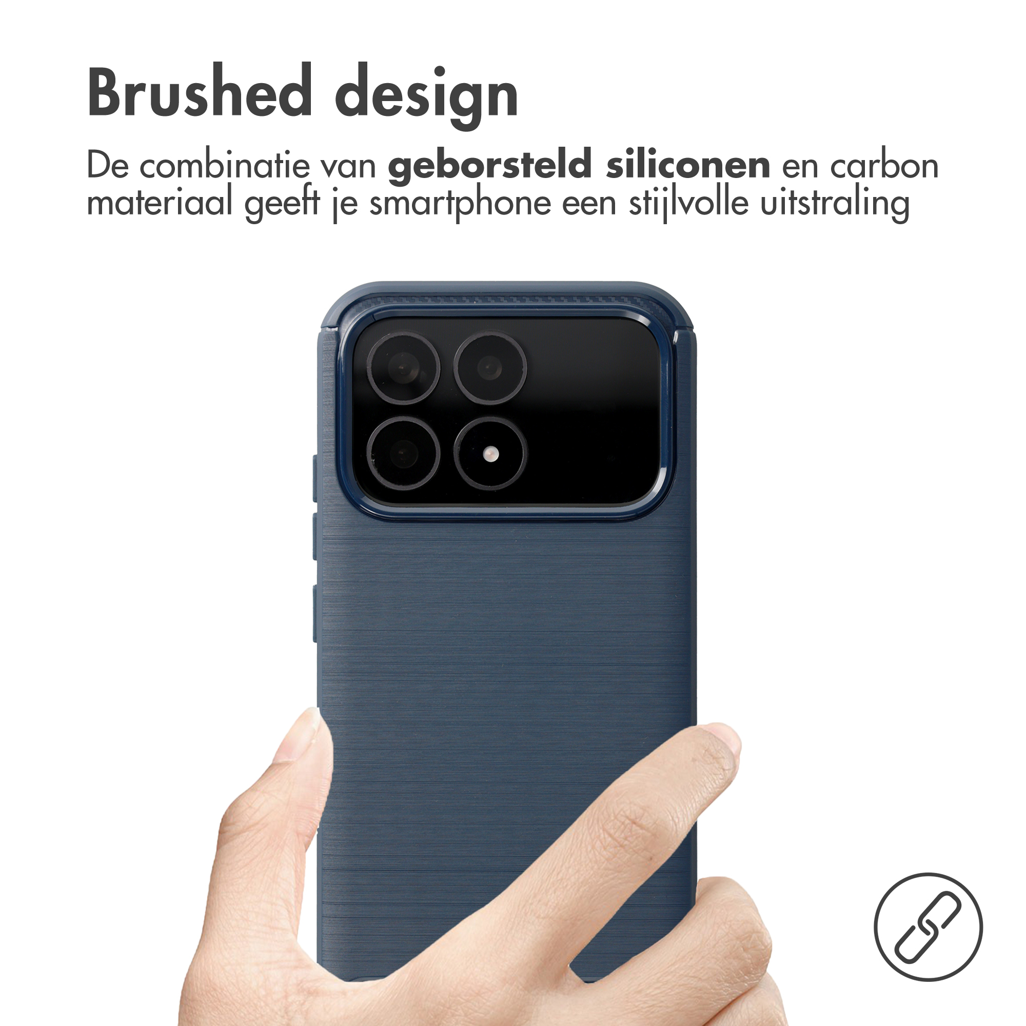 Une main tient une coque de téléphone bleu foncé au design brossé.