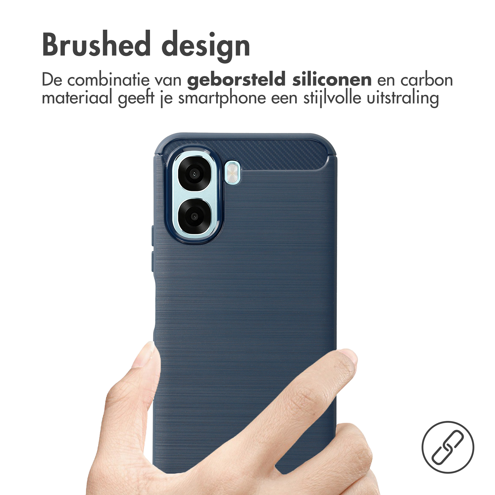 Una mano tiene un telefono blu con design spazzolato e accenti in carbonio.